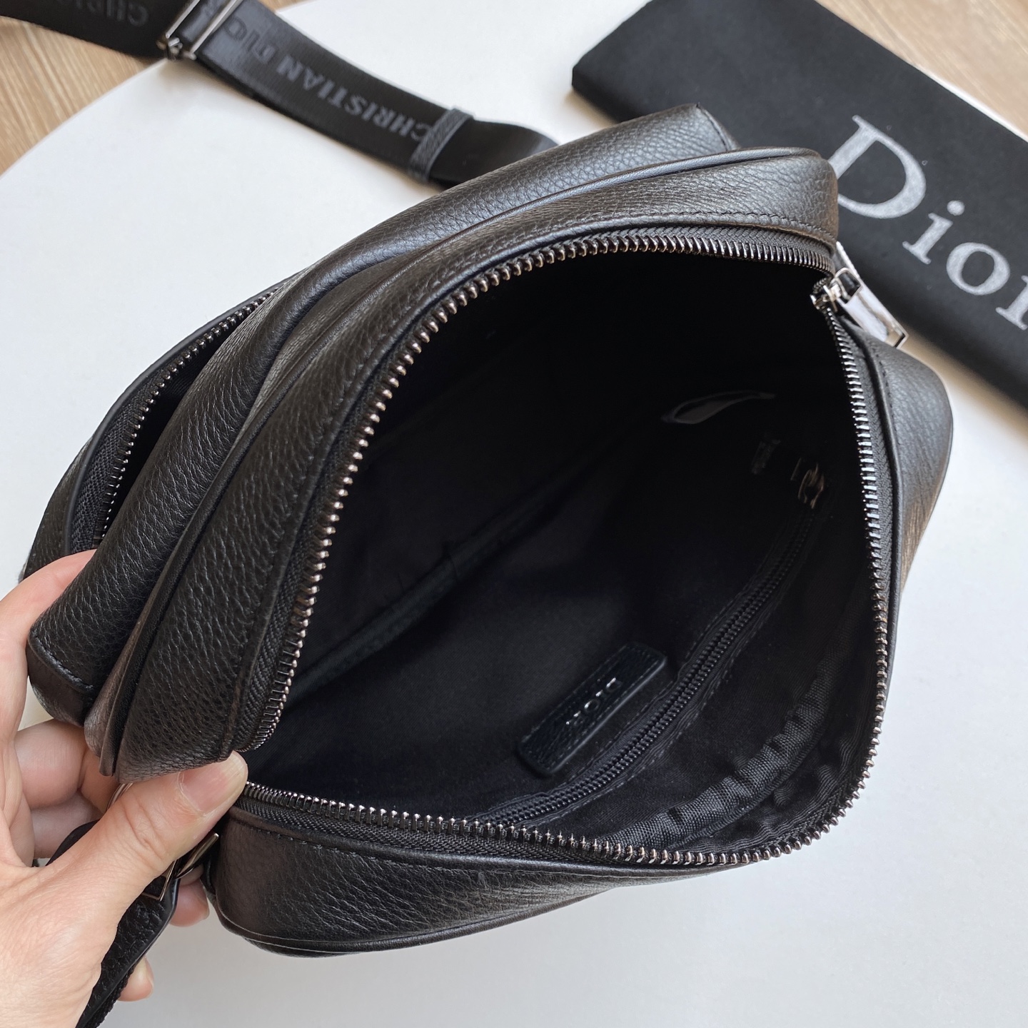 	迪奥dior 这款rider 拉链式 信使包 单肩 斜挎包实用而精巧，是日常生活的理想单品。采用米色和