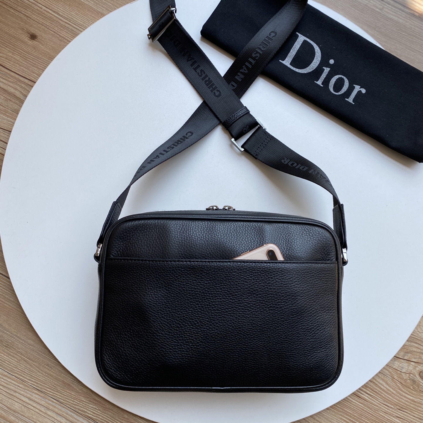 	迪奥dior 这款rider 拉链式 信使包 单肩 斜挎包实用而精巧，是日常生活的理想单品。采用米色和
