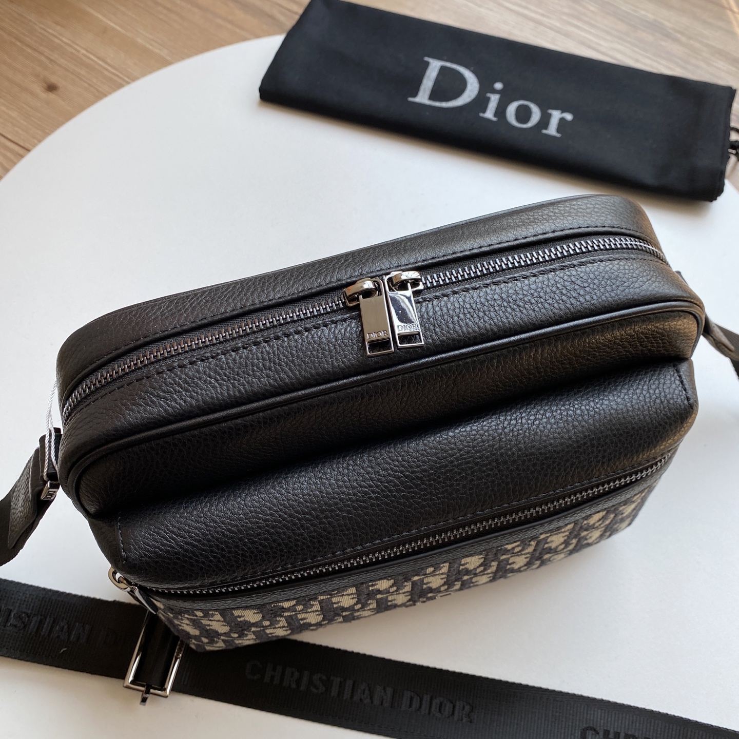 	迪奥dior 这款rider 拉链式 信使包 单肩 斜挎包实用而精巧，是日常生活的理想单品。采用米色和