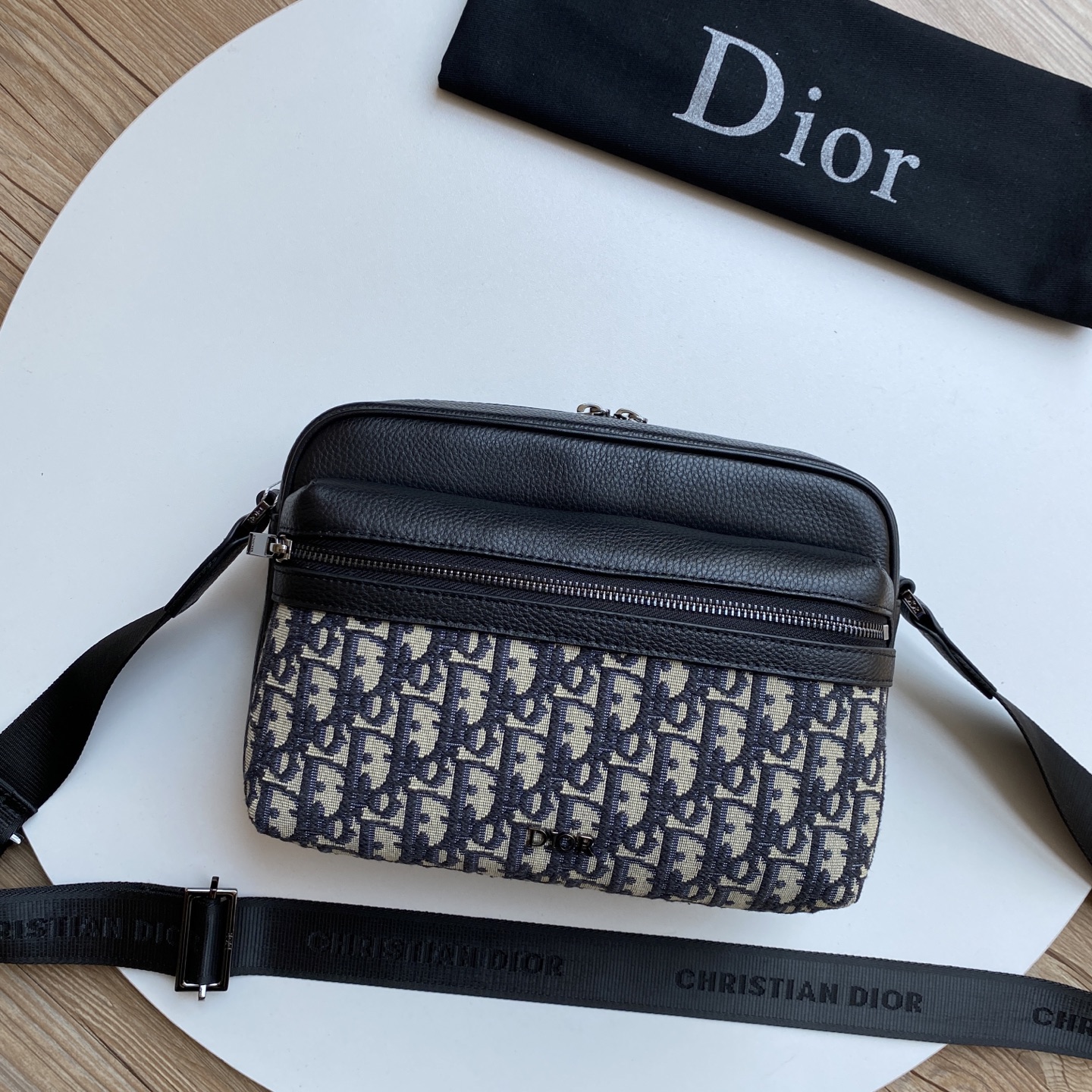 	迪奥dior 这款rider 拉链式 信使包 单肩 斜挎包实用而精巧，是日常生活的理想单品。采用米色和