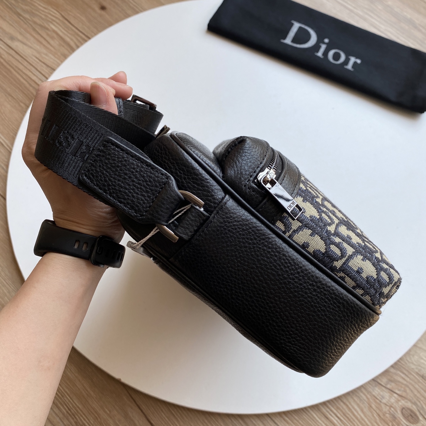 	迪奥dior 这款rider 拉链式 信使包 单肩 斜挎包实用而精巧，是日常生活的理想单品。采用米色和