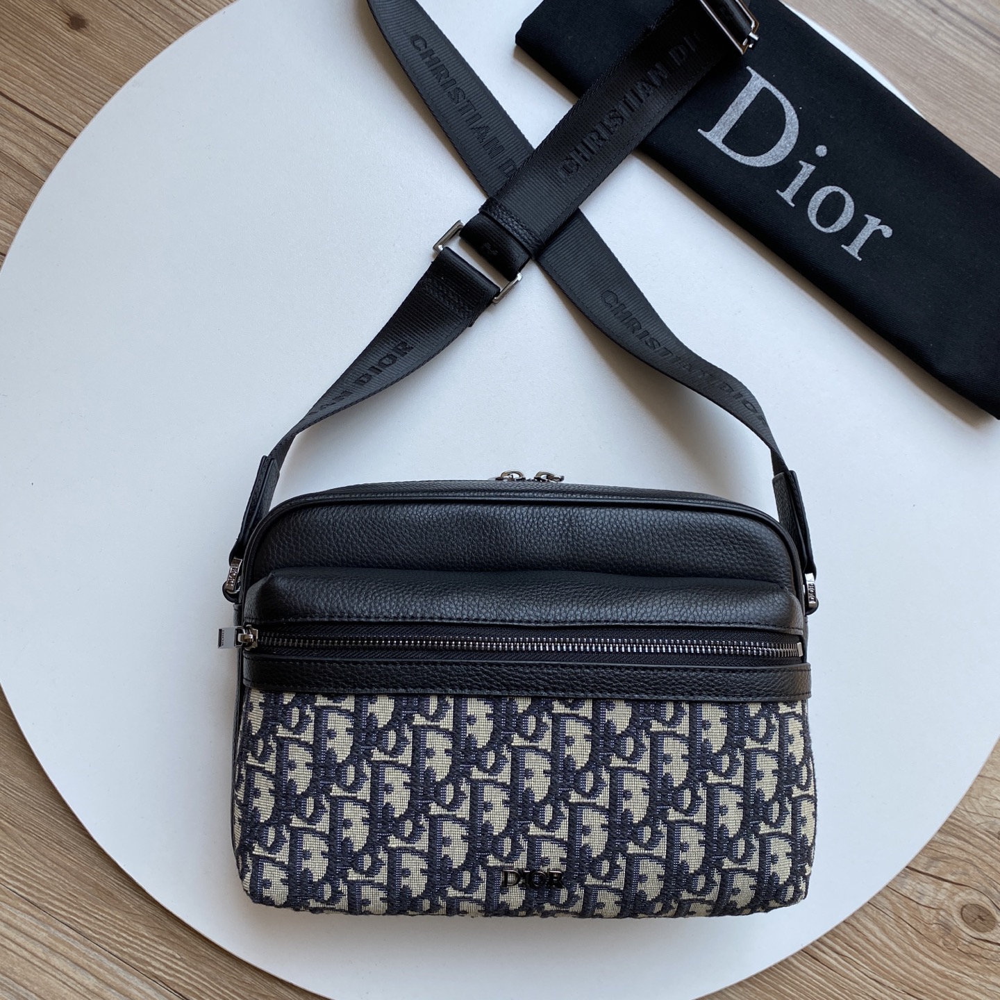 	迪奥dior 这款rider 拉链式 信使包 单肩 斜挎包实用而精巧，是日常生活的理想单品。采用米色和