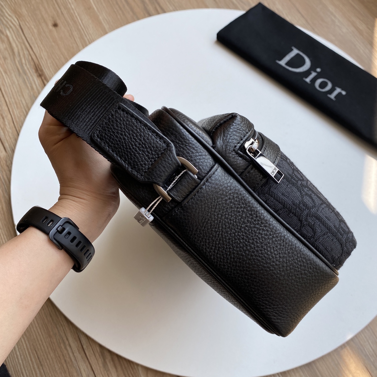 	迪奥dior 这款rider 拉链式 信使包 单肩 斜挎包实用而精巧，是日常生活的理想单品。采用米色和