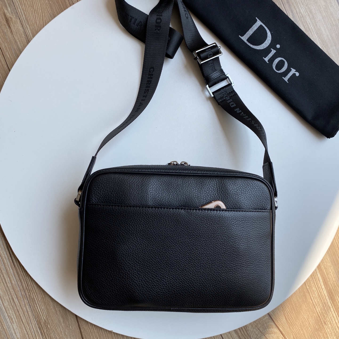 	迪奥dior 这款rider 拉链式 信使包 单肩 斜挎包实用而精巧，是日常生活的理想单品。采用米色和