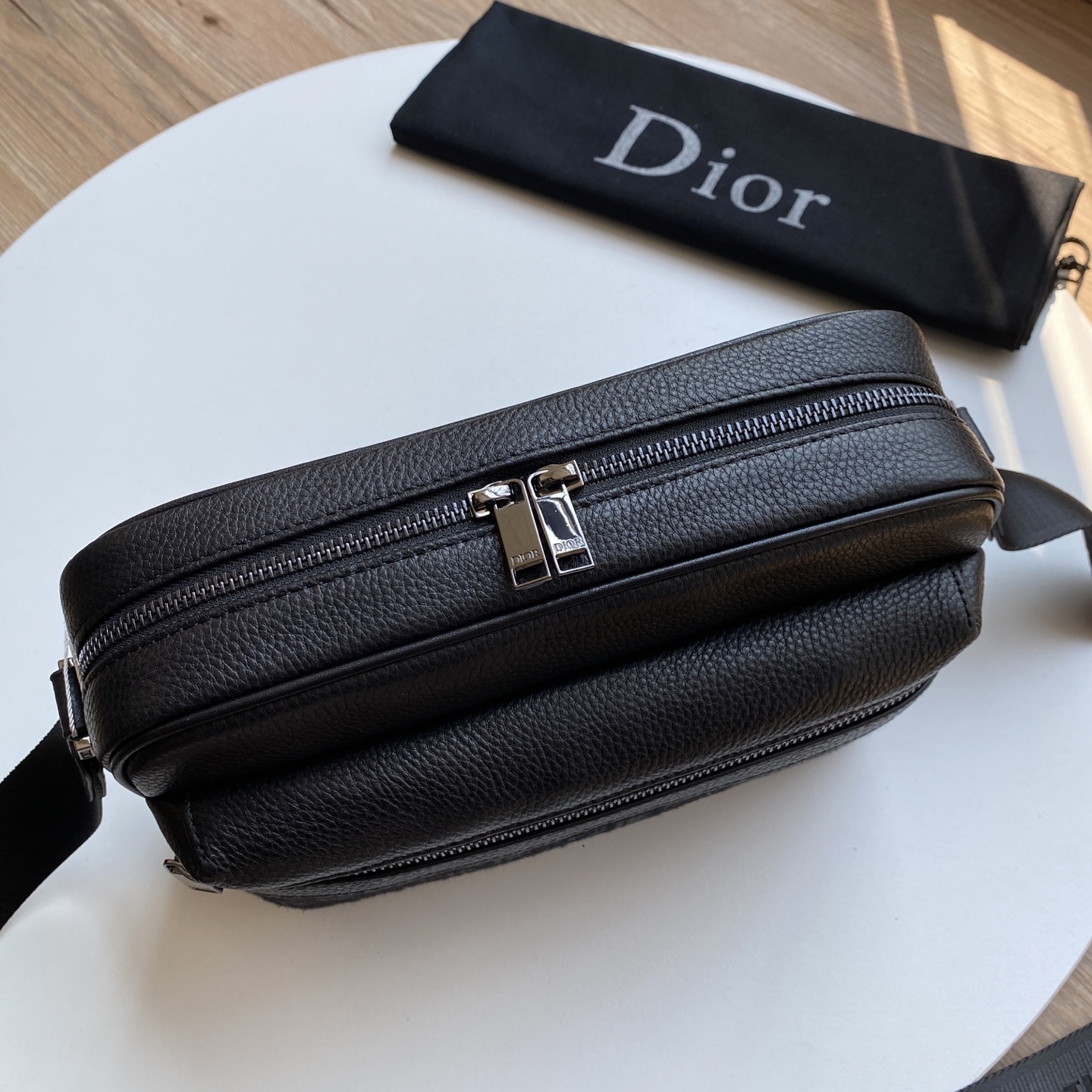 	迪奥dior 这款rider 拉链式 信使包 单肩 斜挎包实用而精巧，是日常生活的理想单品。采用米色和