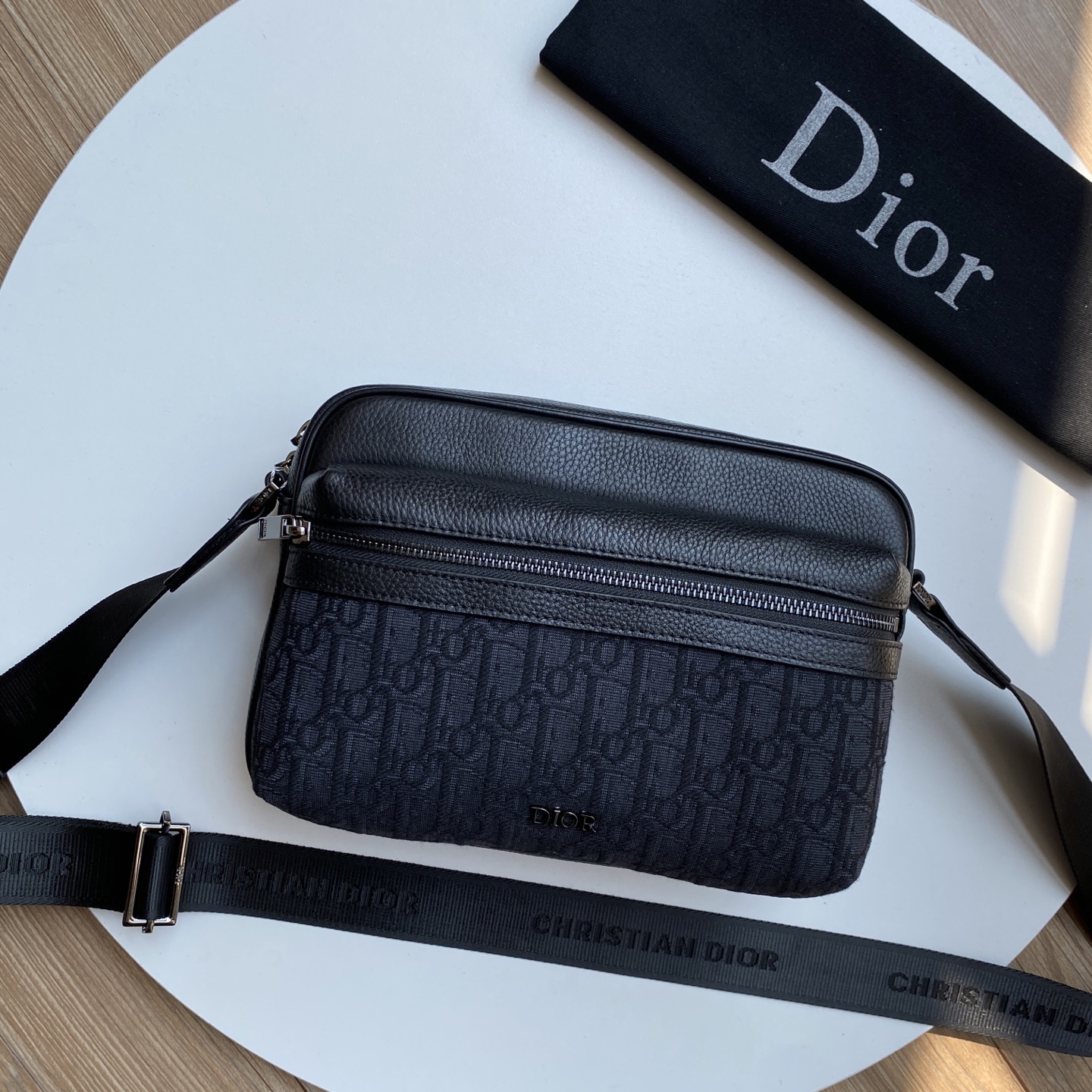 	迪奥dior 这款rider 拉链式 信使包 单肩 斜挎包实用而精巧，是日常生活的理想单品。采用米色和