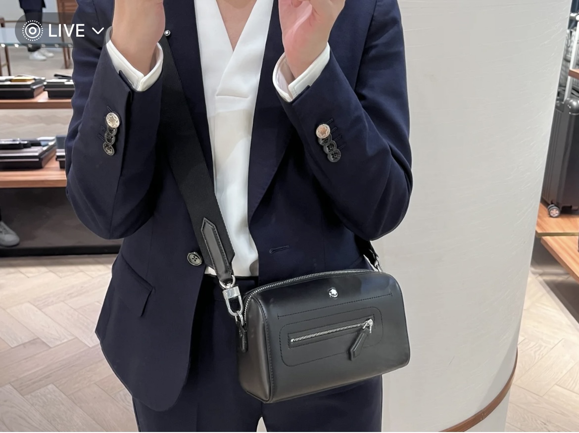 ，万宝龙软皮系列邮筒包 经典黑，从品牌丰厚的书写文化中汲取灵感，点亮焕新色彩搭配，柔软材质打造多元造型，让包袋随行，风格