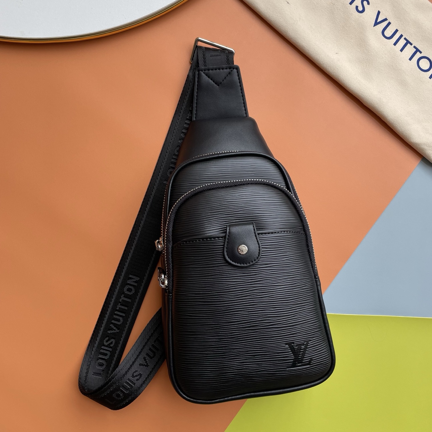 ，【原单 搭配头层胎牛皮】路易威登-最新款男士胸包😄原单品质 官网同步 手感超赞 原装五金 独特的设计风格 完美至极 细