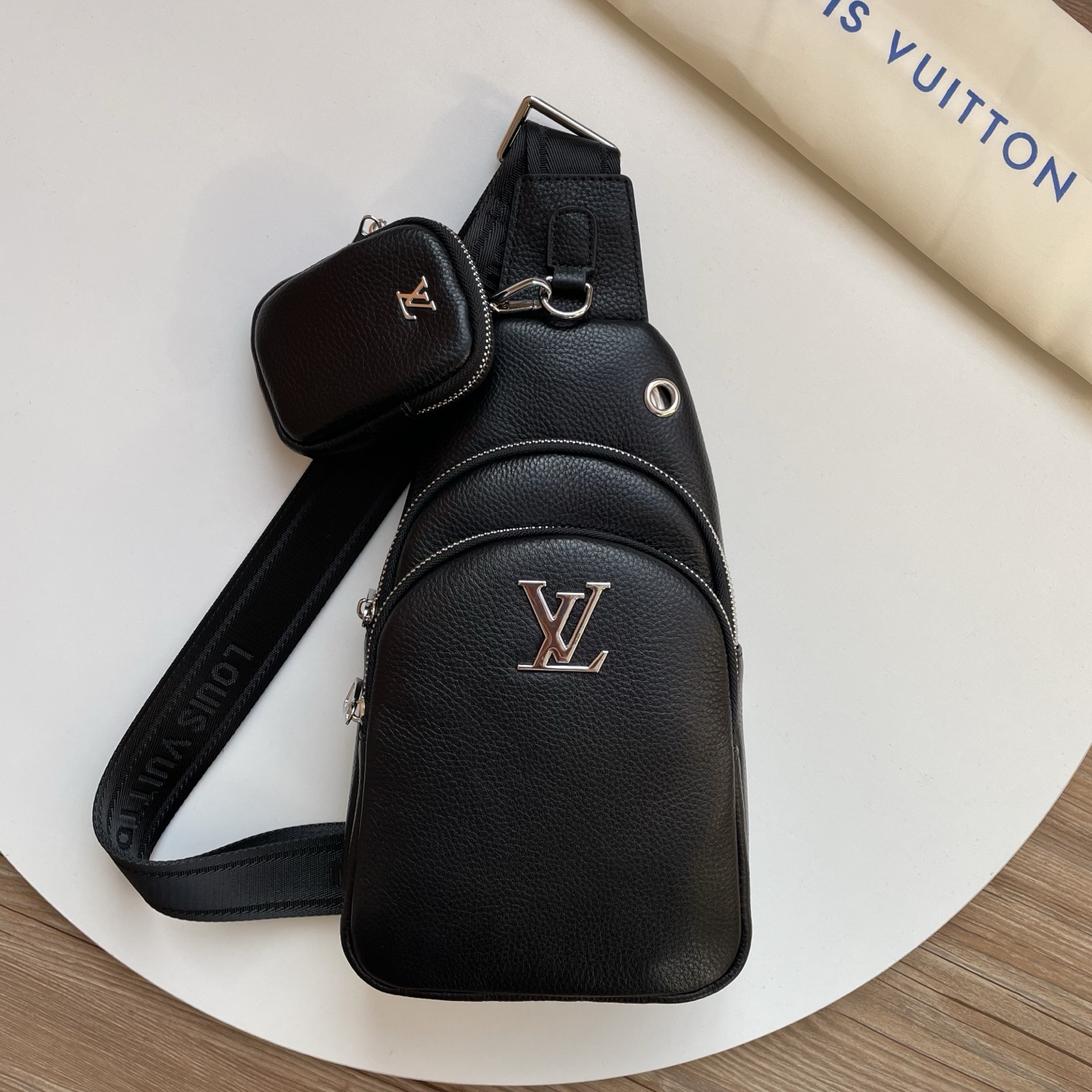 ,LV路易威登最新款式,男士胸包 甄选头层牛皮打造,肌理自然温润,随使用沉淀出独特光泽与故事感。科学分区设计,手机、充电 ,LV路易威登最新款式,男士胸包 甄选头层牛皮打造,肌理自然温润,随使用沉淀出独特光泽与故事感。科学分区设计,手机、充电
