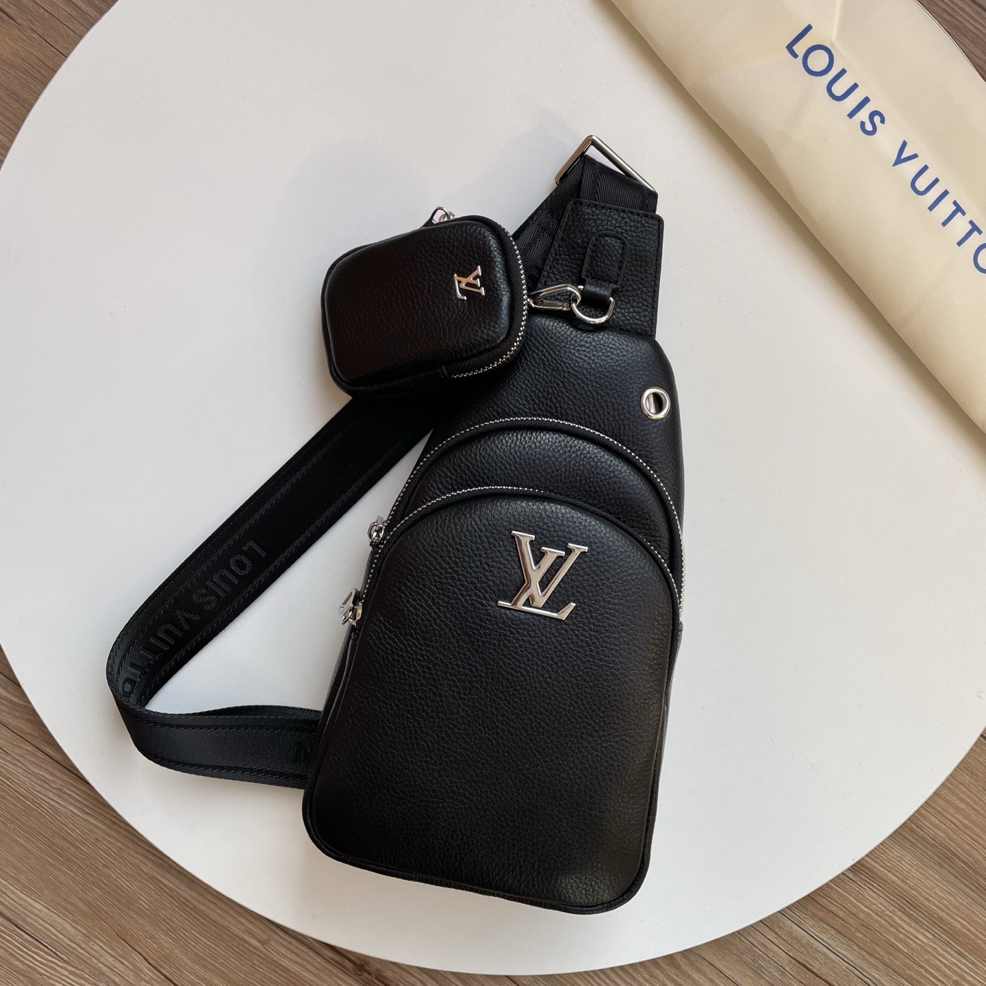 ,LV路易威登最新款式,男士胸包 甄选头层牛皮打造,肌理自然温润,随使用沉淀出独特光泽与故事感。科学分区设计,手机、充电 ,LV路易威登最新款式,男士胸包 甄选头层牛皮打造,肌理自然温润,随使用沉淀出独特光泽与故事感。科学分区设计,手机、充电