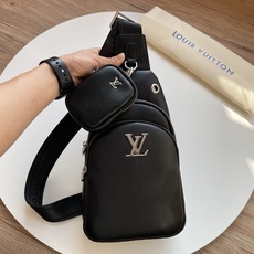 ,LV路易威登最新款式,男士胸包 甄选头层牛皮打造,肌理自然温润,随使用沉淀出独特光泽与故事感。科学分区设计,手机、充电 ,LV路易威登最新款式,男士胸包 甄选头层牛皮打造,肌理自然温润,随使用沉淀出独特光泽与故事感。科学分区设计,手机、充电