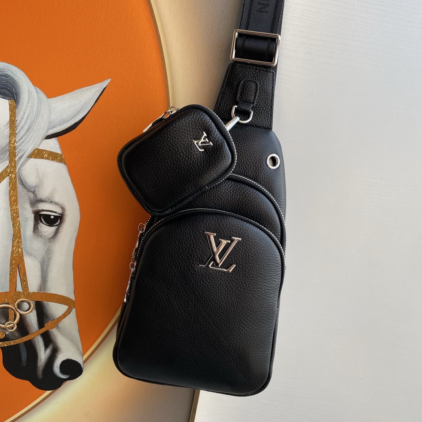 批430，LV路易威登最新款式，男士胸包
甄选头层牛皮打造，肌理自然温润，随使用沉淀出独特光泽与故事感。科学分区设计，手机、充电宝等小物各归其位，告别翻找烦恼。肩带灵活调节，通勤、出游皆适配。搭配休闲装显随性，配正装添干练，低调中彰显品味。
型号：2086，尺寸：29×17×6.5cm