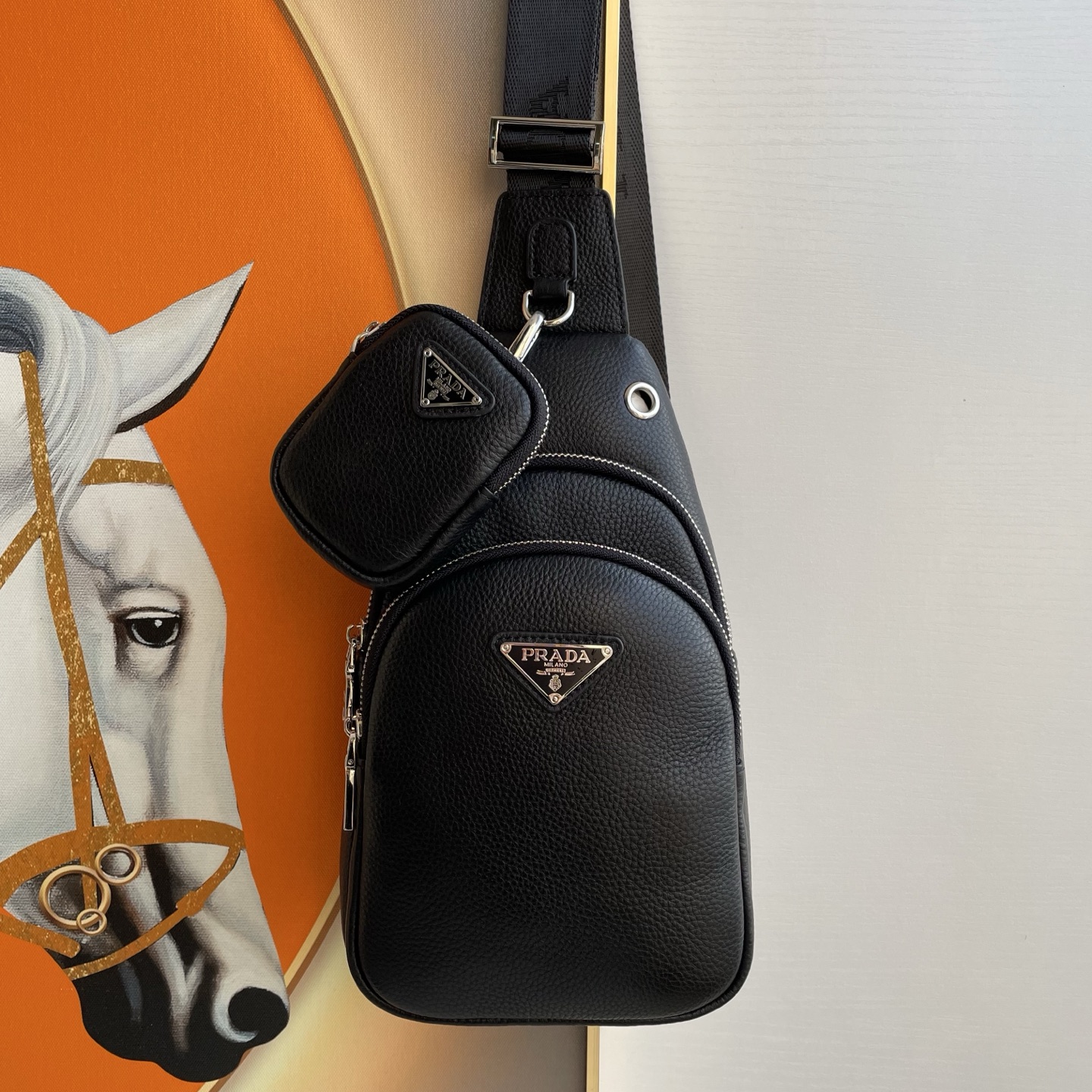 批430,普拉达最新款式,男士胸包
甄选头层牛皮打造,肌理自然温润,随使用沉淀出独特光泽与故事感。科学分区设计,手机、充电宝等小物各归其位,告别翻找烦恼。肩带灵活调节,通勤、出游皆适配。搭配休闲装显随性,配正装添干练,低调中彰显品味。
型号:2085,尺寸:29×17×6.5cm