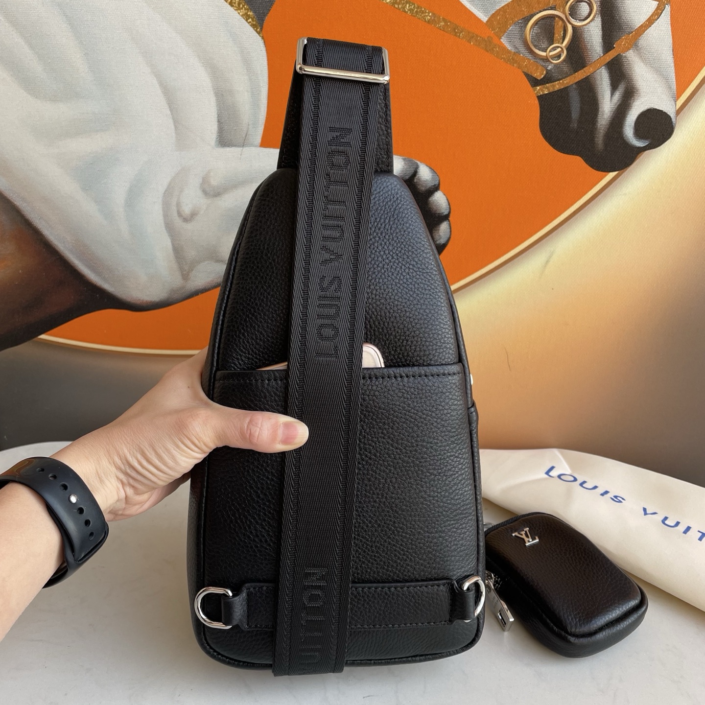 批430，LV路易威登最新款式，男士胸包
甄选头层牛皮打造，肌理自然温润，随使用沉淀出独特光泽与故事感。科学分区设计，手机、充电宝等小物各归其位，告别翻找烦恼。肩带灵活调节，通勤、出游皆适配。搭配休闲装显随性，配正装添干练，低调中彰显品味。
型号：2086，尺寸：29×17×6.5cm