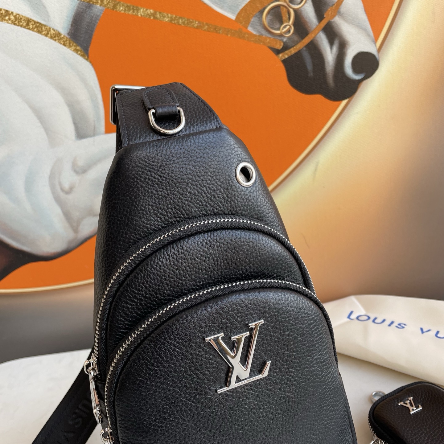 批430，LV路易威登最新款式，男士胸包
甄选头层牛皮打造，肌理自然温润，随使用沉淀出独特光泽与故事感。科学分区设计，手机、充电宝等小物各归其位，告别翻找烦恼。肩带灵活调节，通勤、出游皆适配。搭配休闲装显随性，配正装添干练，低调中彰显品味。
型号：2086，尺寸：29×17×6.5cm