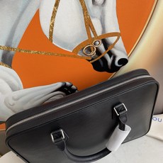 ,路易威登男士公文包,精选进口牛皮,压纹呈现细腻水波纹路,质感出众。一包两用,手提尽显干练风范,拆卸肩带即可斜挎,释放从 ,路易威登男士公文包,精选进口牛皮,压纹呈现细腻水波纹路,质感出众。一包两用,手提尽显干练风范,拆卸肩带即可斜挎,释放从