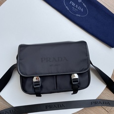 ,Prada男士尼龙斜挎包,是都市通勤与日常出行的理想之选✨ 经典黑色尼龙面料耐脏轻便,正面标志性提花字唛徽标辨识度拉满 ,Prada男士尼龙斜挎包,是都市通勤与日常出行的理想之选✨ 经典黑色尼龙面料耐脏轻便,正面标志性提花字唛徽标辨识度拉满