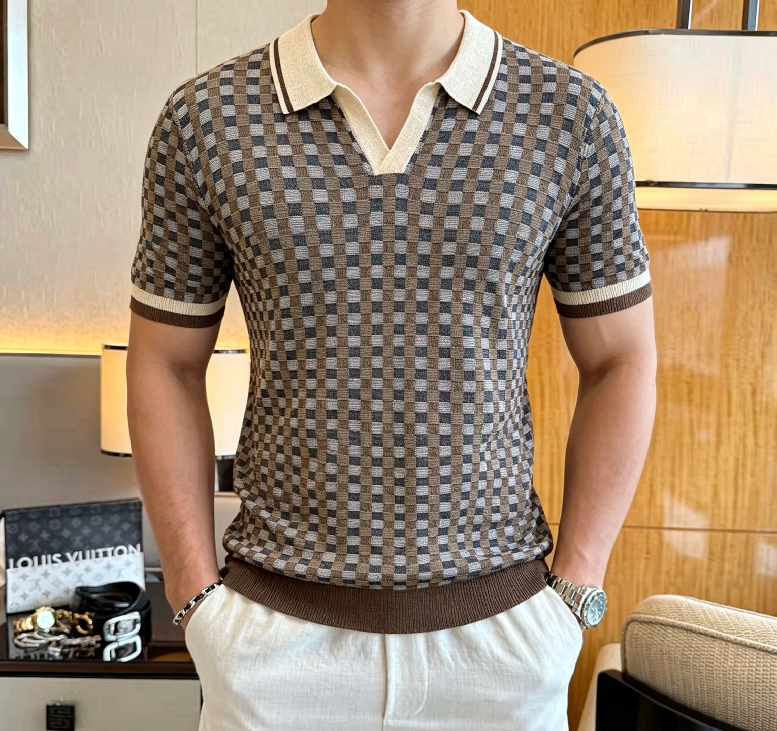 NO:911074,LV's new 'Old Money Style Knitted Short Sleeves', the same style as the official website, refreshing, breathable and sweat-absorbent, classic design, simple without any unnecessary cumbersomeness, a versatile item that is indispensable for the wardrobe, super comfortable to wear, avant-garde and practical, exquisite and perfect craftsmanship, a classic in the fashion and leisure series!  Size M-XXXL,,louis vuitton,T-shirt,19860909LV新款《老钱风针织短袖》,官网同款 清爽透气吸汗 经典设计,简约没有任何多余累赘感,衣橱不可缺少的一件百搭单品,穿身上超级舒适,前卫又实穿,精致完美工艺,时尚休闲系列的经典之作！ 尺码M-XXXL,,louis vuitton,T-shirt,,Men's clothing