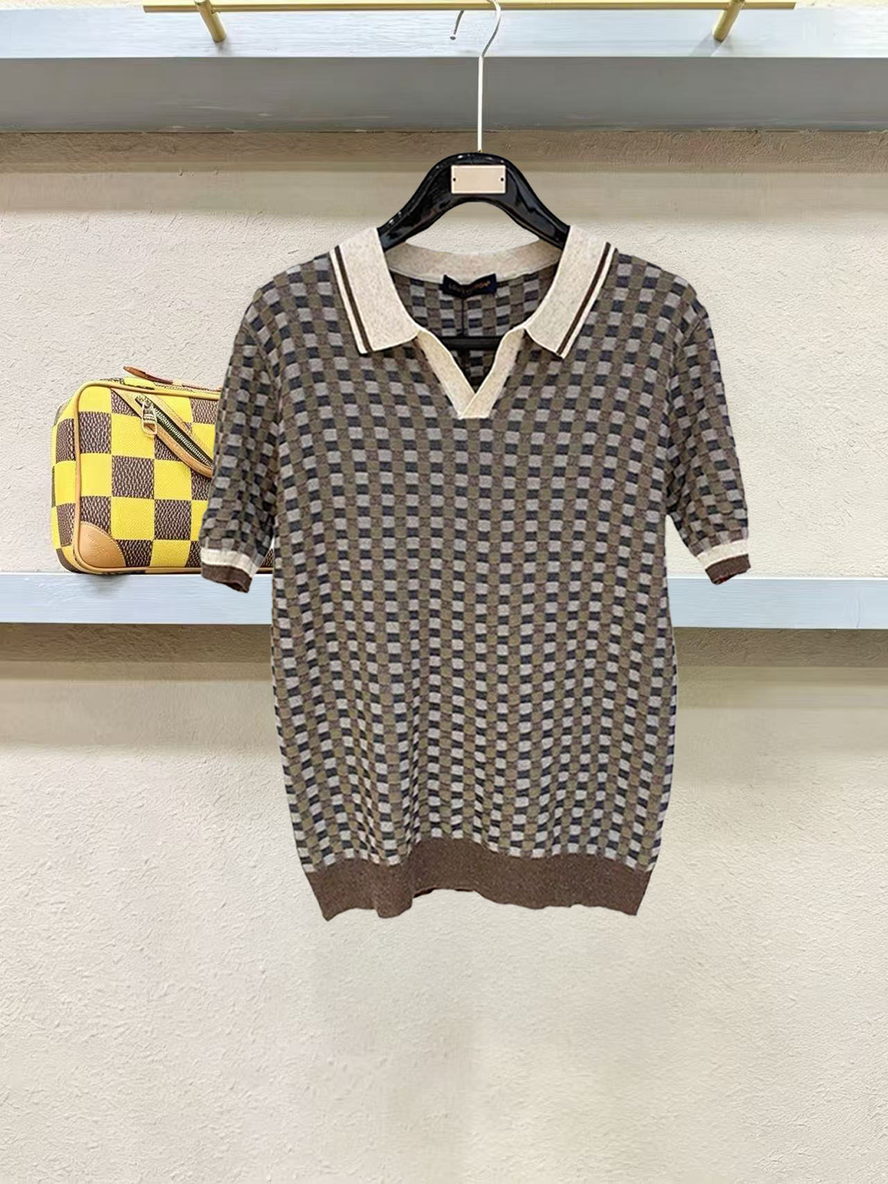 NO:917200,LV's new 'Old Money Style Knitted Vest', the same style as the official website, refreshing, breathable and sweat-absorbent, classic design, simple without any unnecessary cumbersomeness, a versatile item that is indispensable for the wardrobe, super comfortable to wear, avant-garde and practical, exquisite and perfect craftsmanship, a classic in the fashion and leisure series!  Size M-XXXL,,louis vuitton,19860909Lv新款《老钱风针织背心》,官网同款 清爽透气吸汗 经典设计,简约没有任何多余累赘感,衣橱不可缺少的一件百搭单品,穿身上超级舒适,前卫又实穿,精致完美工艺,时尚休闲系列的经典之作！ 尺码M-XXXL,,louis vuitton,,Men's clothing