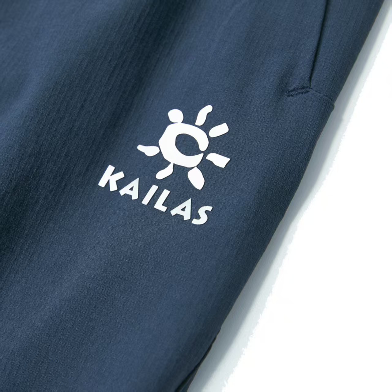 💰130
KAILAS凯乐石男士夏季轻薄梭织速干长裤户外三防弹力登山裤!休闲裤!
升级轻薄透气吸湿速干面料,有效提升穿着舒适度,保持干爽体感,亲肤舒适,上身弹力均匀稳定,立体剪裁膝盖不鼓包让男人更有面子。简约好搭,通勤休闲有型,运动抬腿横跨不会有紧绷感让动作更加灵活无负担
橡筋腰围全面升级,具备快速吸水效果,汗湿不滞留,干爽舒适。
凯乐石硅胶加厚标,质感饱满上档次。
优异延展提拉臀线,膝位不鼓包,跨越0束缚,臀部塑形,立体膝位,钻石立体裆位,山形提臀设计,精工细节,便捷穿脱按扣设计。
户外防丢拉链口袋,裤脚抽绳设计!
版型升级,根据人体工学特研,上身更加干净利落,
人体工学设计满足130°纵向抬腿量,活动更敏捷!
稳定核心肌群,专注运动表现,灵活自由!
颜色 :黑色 蓝灰色 白色
尺寸 L XL XXL 3XL 4XL
腰围 78~83 81~86 84~89 87~92 90~95
臀围 105 108 111 114 117
裤长 101 102 103 104 104
建议体重
L100-120斤
XL120-140斤
2XL160-180斤
3XL180-195斤
4XL195-205斤
身高170CM,体重135斤穿XL合适
身高体重不一样,选择的尺码也会不一样,请仔细看尺寸表
手工测量误差2cm,属正常范围