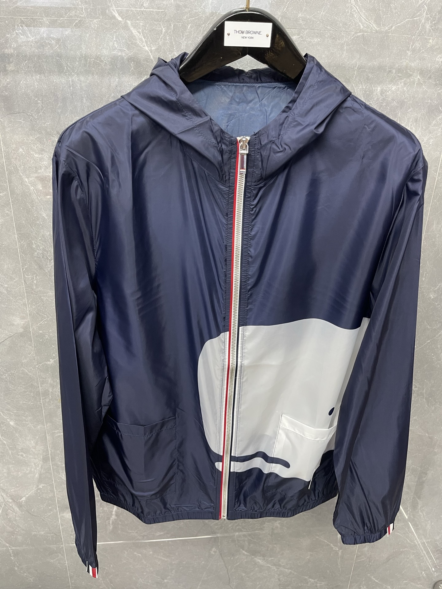 Thom Browne Chaqueta con Estampado de Ballena Ligera y Transpirable 10 i1749708467758 6696 0 2