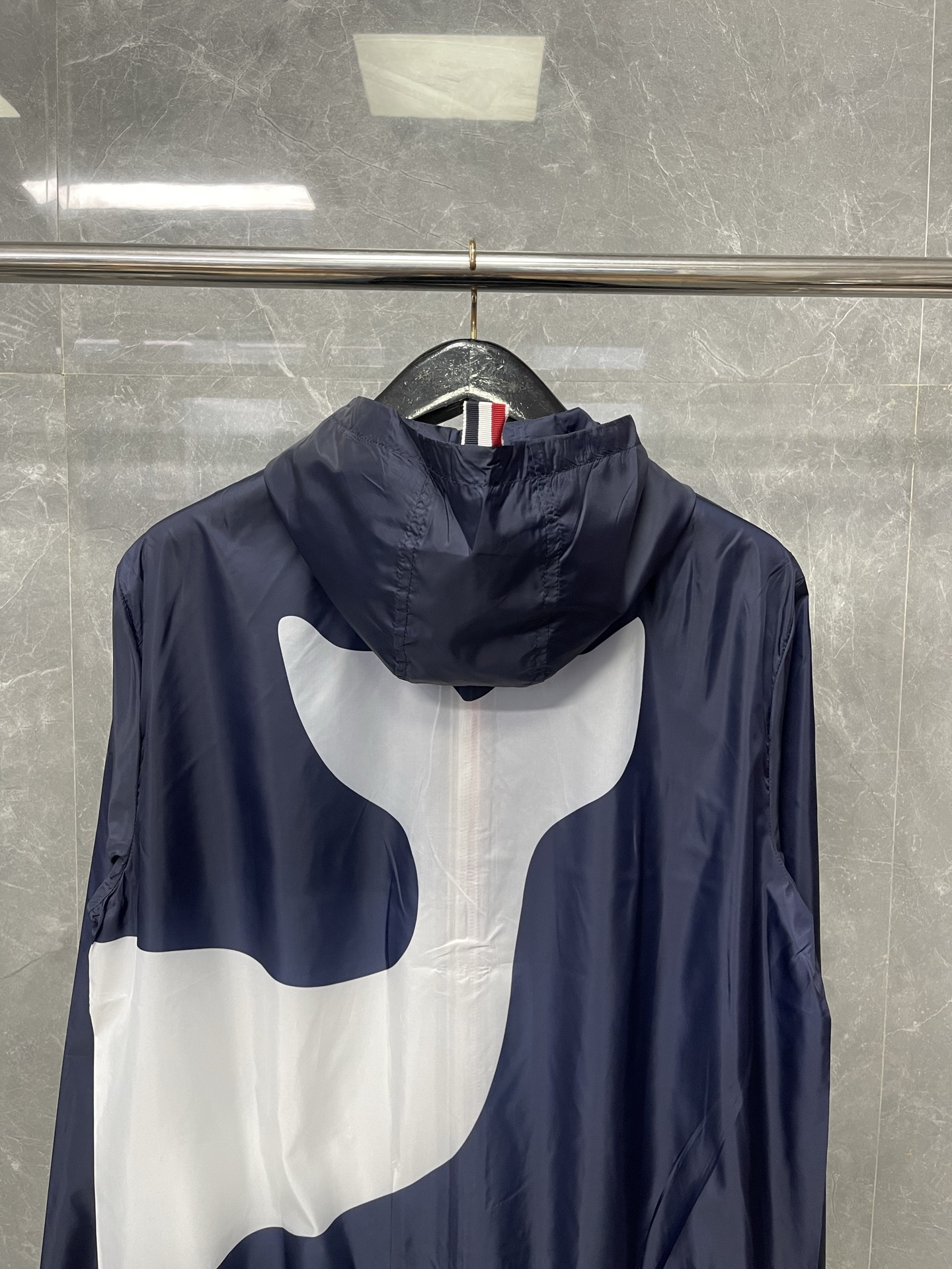 Thom Browne Chaqueta con Estampado de Ballena Ligera y Transpirable 7 i1749709264741 4999 0 3