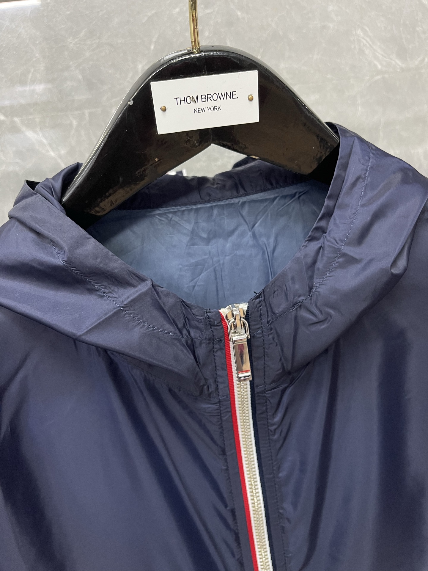 Thom Browne Chaqueta con Estampado de Ballena Ligera y Transpirable 4 i1749709264876 9460 0 0