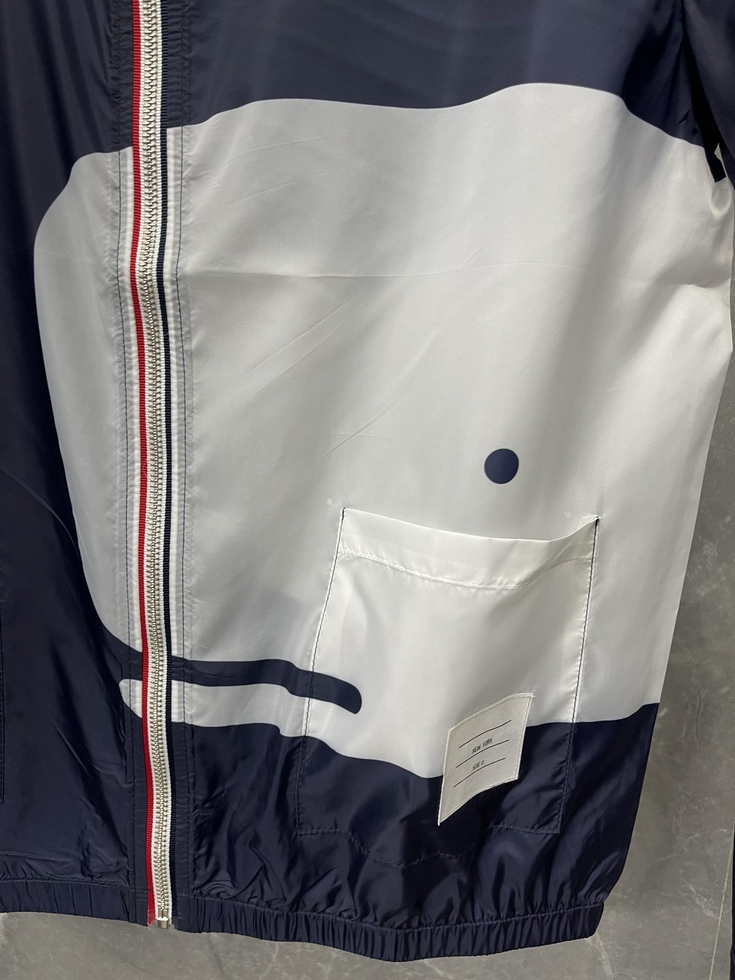 Thom Browne Chaqueta con Estampado de Ballena Ligera y Transpirable 5 i1749709264945 3757 0 1