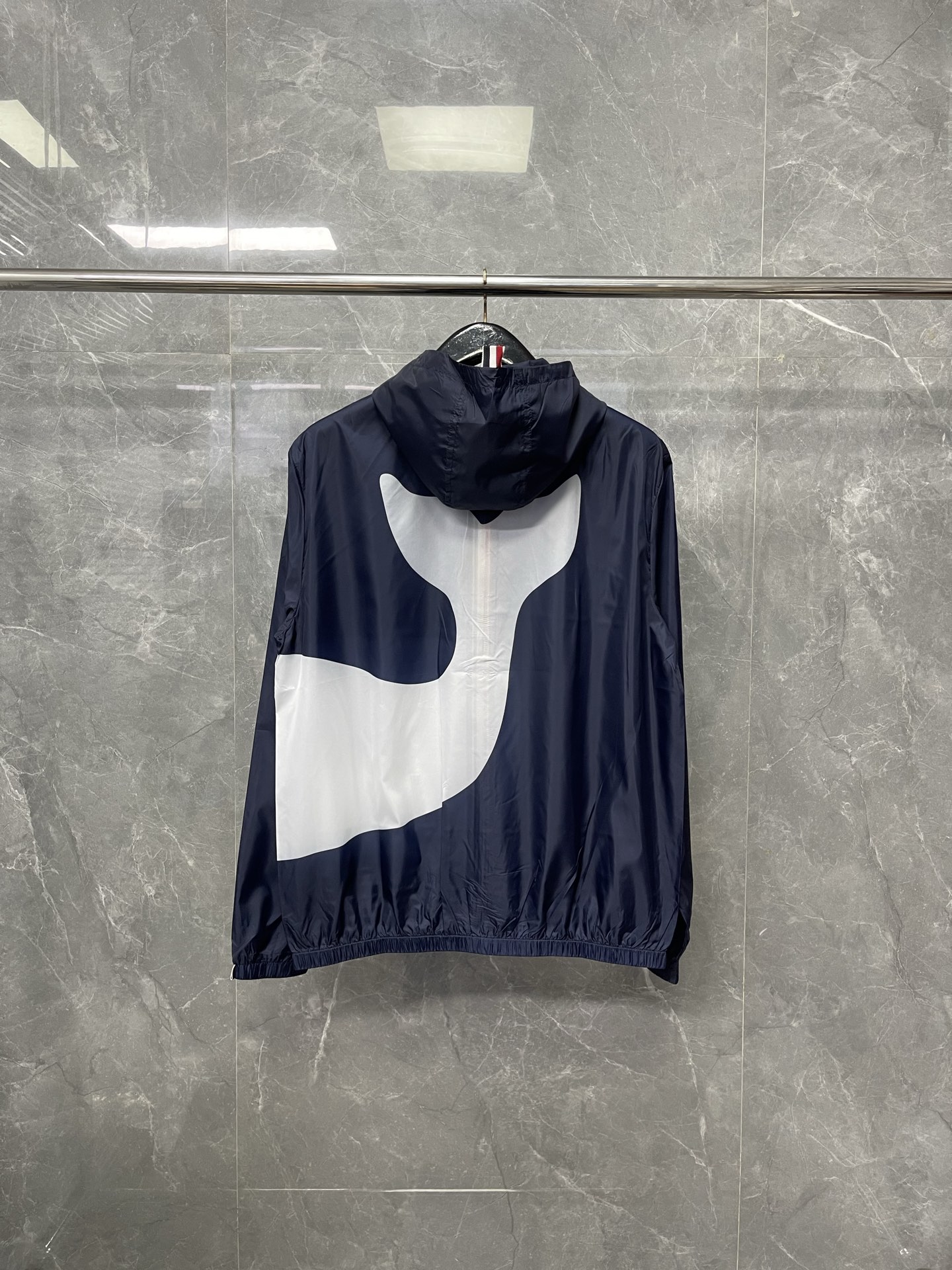 Thom Browne Chaqueta con Estampado de Ballena Ligera y Transpirable 6 i1749709266118 9470 0 2