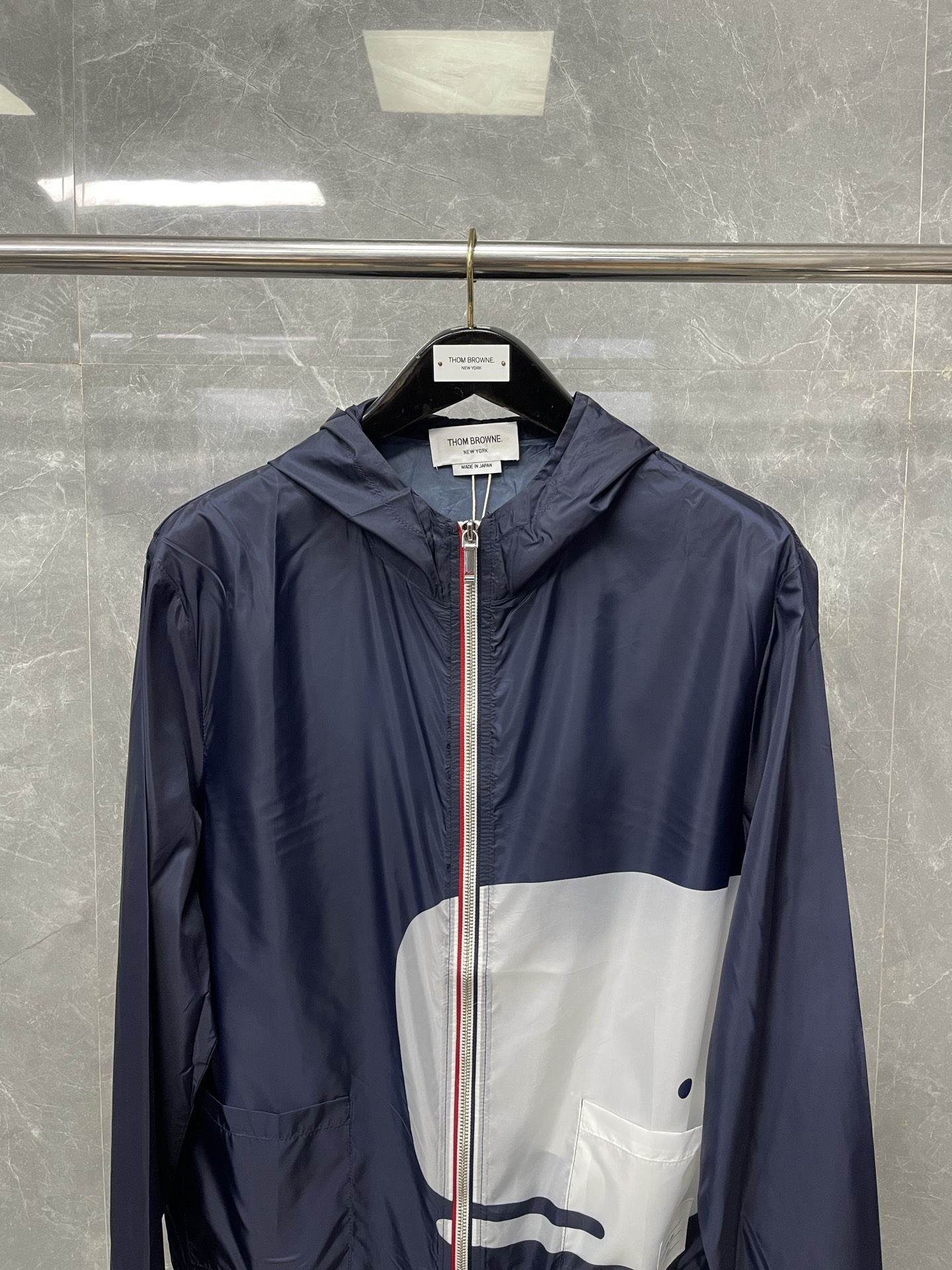 Thom Browne Chaqueta con Estampado de Ballena Ligera y Transpirable 3 i1749709266172 8802 0 8