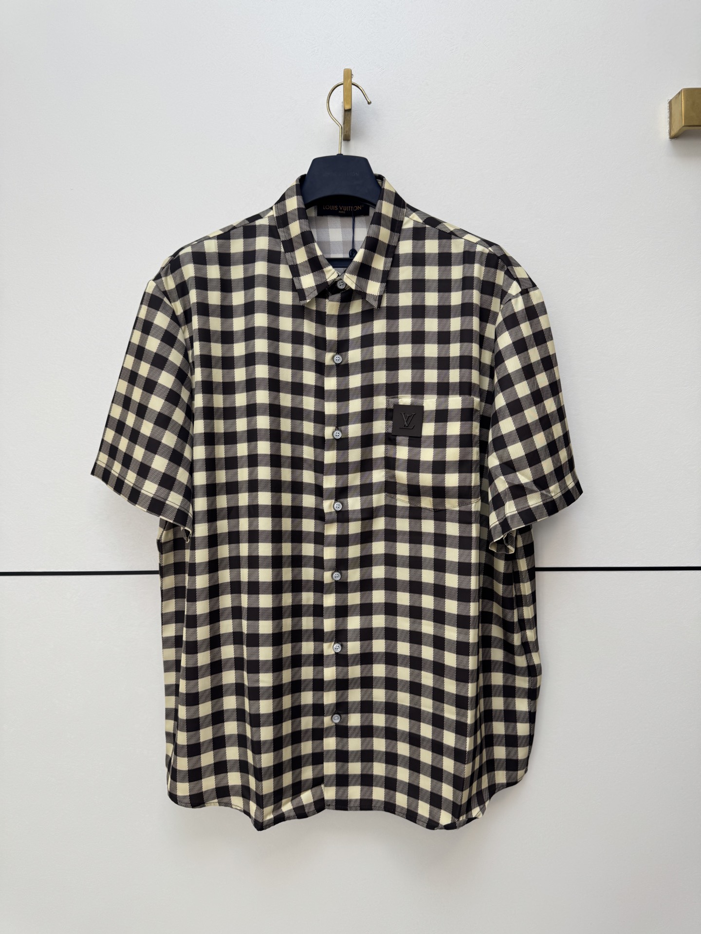 P195 1V Luis 26SS Camisa de Manga Corta con Etiqueta de Cuero y Patrón Damier Tejido de sarga de crespón sincronizado c…