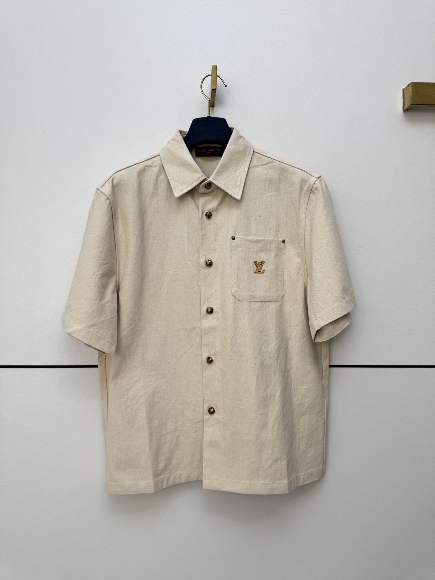 P200 1V Luis SS26 Camisa de Manga Corta Vaquera con Bordado de Etiqueta de Cuero El bolsillo en el pecho reproduce la a…
