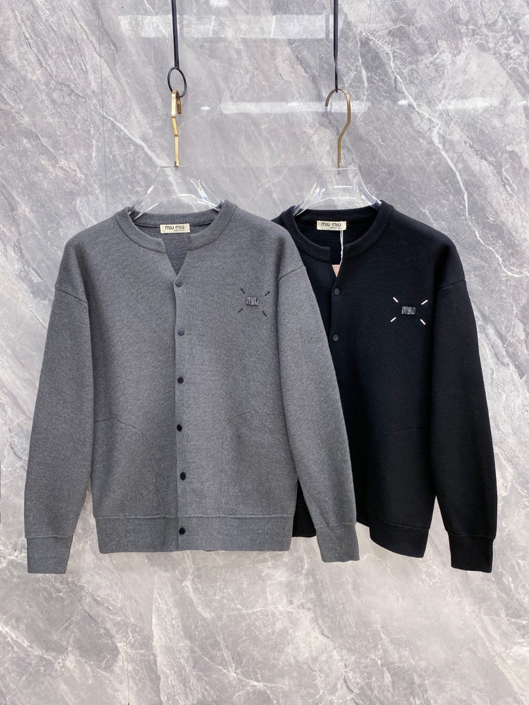 NO:729000,Support the latest miumiu autumn and winter products after the new year, available at counters at the same time, original goods, fashionable and casual round neck long-sleeved knitted sweater, imported original fabrics, top knitting technology letter pattern logo, unique design, upper body is comfortable and breathable, extremely high-grade, full of handsome upper body, 2 colors recommended, size M-3XL,, miumiu, sweaters,19860909支持年后 miumiu 秋冬最新品,专柜同步有售,原单狠货,时尚休闲圆领长袖针织毛衣,进口原版面料,顶级针织工艺字母图案logo,独特设计,上身舒适透气,档次极高,上身帅气十足,2色推荐,码数M-3XL,,miumiu,sweaters,,Men's clothing