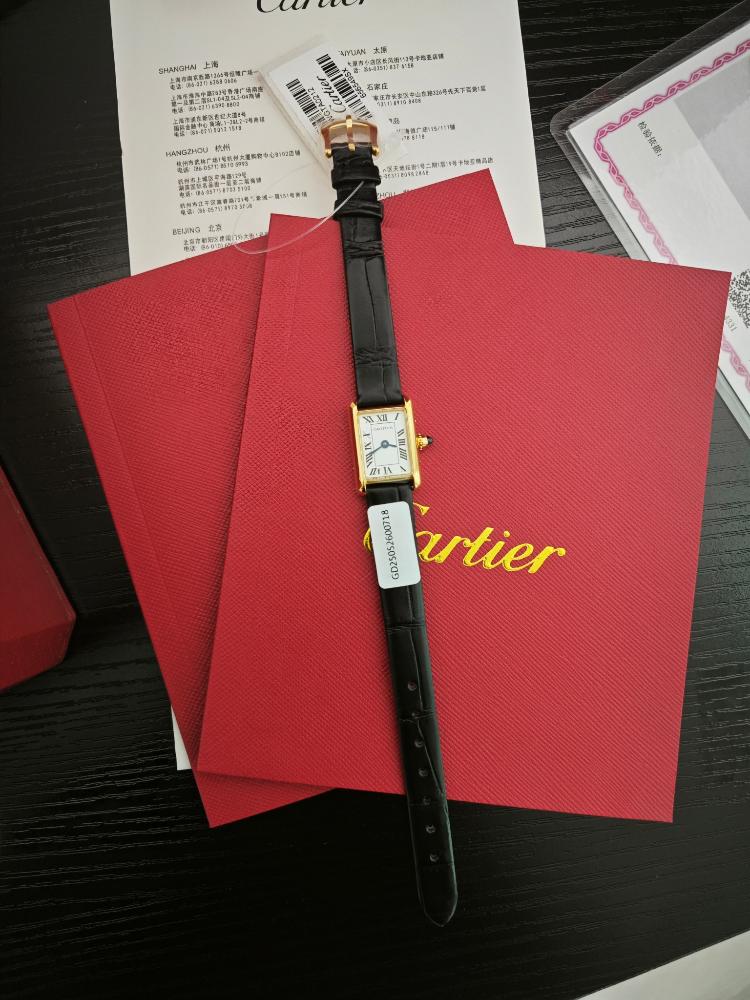 NO:390087,Hard goods. New, top-level version of the market, counter synchronization, Cartier tank mini trumpet, wGTA0212 series, watch 24 x16.5mm quartz women's watch, material is made of high-end steel structure, case is gold-plated 2 N18 K gold-plated, 100% gold content, has been tested by the mechanism and issued a certificate!  Sapphire crystal glass lenses are not easy to rot or scratch or not to be worn. The bottom cover code is a six-digit simultaneous counter, the strap is Australian crocodile leather, and the back of the strap is consistent in the text. The imported Swiss gold movement, the bottom cover tag jump code is consistent, and two-in-one. The Tank watch family’s representative works of the Tank watch family are rectangular design, simple lines, and rounded ears reflect Cartier’s unremitting pursuit of simplicity and beauty. The case adopts a new proportion and size and rounded corners, and is matched with satin horizontal lugs to continue the classic aesthetics. The crown is inlaid with cabochon sapphire to express the elegant temperament and nobleness!  The dial is white with Romanesque and black crocodile leather strap. The feel of the upper hand gives you an instant unique temperament, a style that depends on others, and the best choice for gifts. It supports comparison and return and exchange. It is waterproof for life for 30 meters. The set is packaged with a counter. The tag certificate is lost and will not be returned and exchanged!  , louis vuitton,cartier,crocodile skin,gold plating19860909硬货硬货.新款、市场顶级版本、专柜同步、 卡地亚坦克迷你小号、wGTA0212 系列,表经24 x16.5mm 石英女表、材质采用高级钢材结构,表壳镀金2 N18 K镀金,百分之百有含金量、经过机构检测并出证书！蓝宝石水晶玻璃镜片,不易烂、刮不花,底盖编码采用专柜同步六位数,表带澳洲鳄鱼皮,表带背面字文专柜一致.瑞士进口金色机芯、底盖吊牌跳码一致、二合一.路易·卡地亚本人佩戴的腕表Tank腕表家族的代表作长方形的设计、简洁的线条、圆润的表耳边角体现卡地亚对简约美感的不懈追求,表壳采用全新比例和尺寸边角圆润、搭配缎面水平表耳延续经典美学.表冠镶嵌凸圆形蓝宝石尽释优雅气质高贵！表盘,白色配罗马文、黑色鳄鱼皮表带、上手感让你瞬间拥有与众不同气质、有小鸟依人的风格、送礼的最佳选择之礼.支持对比、支持退换,生活防水30米,套装配专柜全套包装出.吊牌证书丢失不退换！,,louis vuitton,cartier,crocodile skin,gold plating,Watch