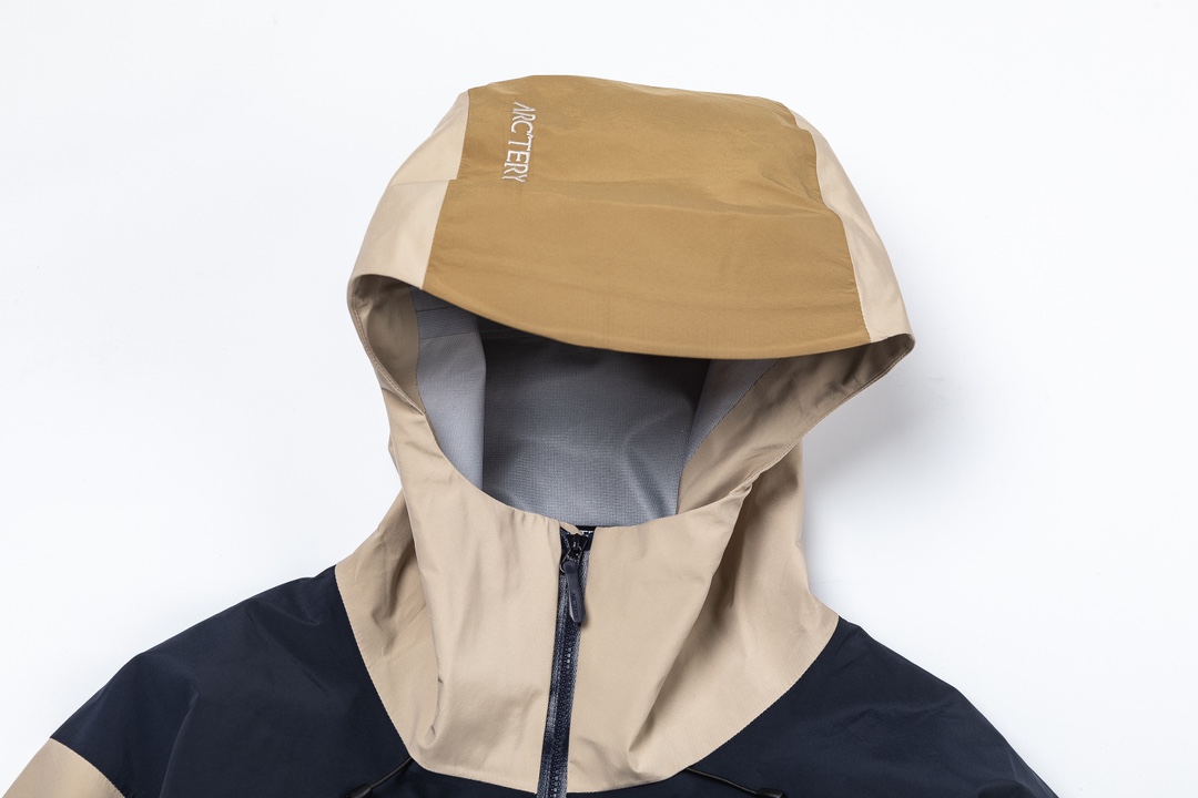 P610

绝版配色，顶级品质～

#Arcteryx / 始祖鸟  24最新限量版BetaLightwight 硬壳最强拼色户外冲锋衣

颜色：葳藤棕【绝版配色】 丛林绿【绝版配色】 云天蓝/格罗威紫【绝版配色】
尺码：S M L XL  XXL