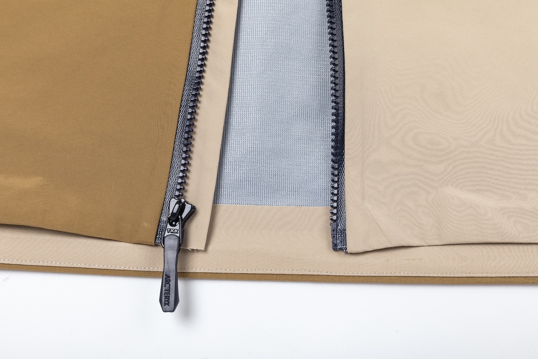 P610

绝版配色，顶级品质～

#Arcteryx / 始祖鸟  24最新限量版BetaLightwight 硬壳最强拼色户外冲锋衣

颜色：葳藤棕【绝版配色】 丛林绿【绝版配色】 云天蓝/格罗威紫【绝版配色】
尺码：S M L XL  XXL