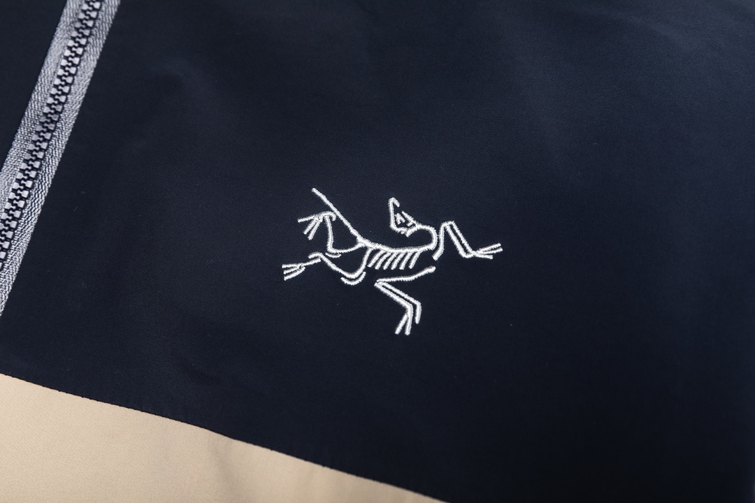 P610

绝版配色，顶级品质～

#Arcteryx / 始祖鸟  24最新限量版BetaLightwight 硬壳最强拼色户外冲锋衣

颜色：葳藤棕【绝版配色】 丛林绿【绝版配色】 云天蓝/格罗威紫【绝版配色】
尺码：S M L XL  XXL