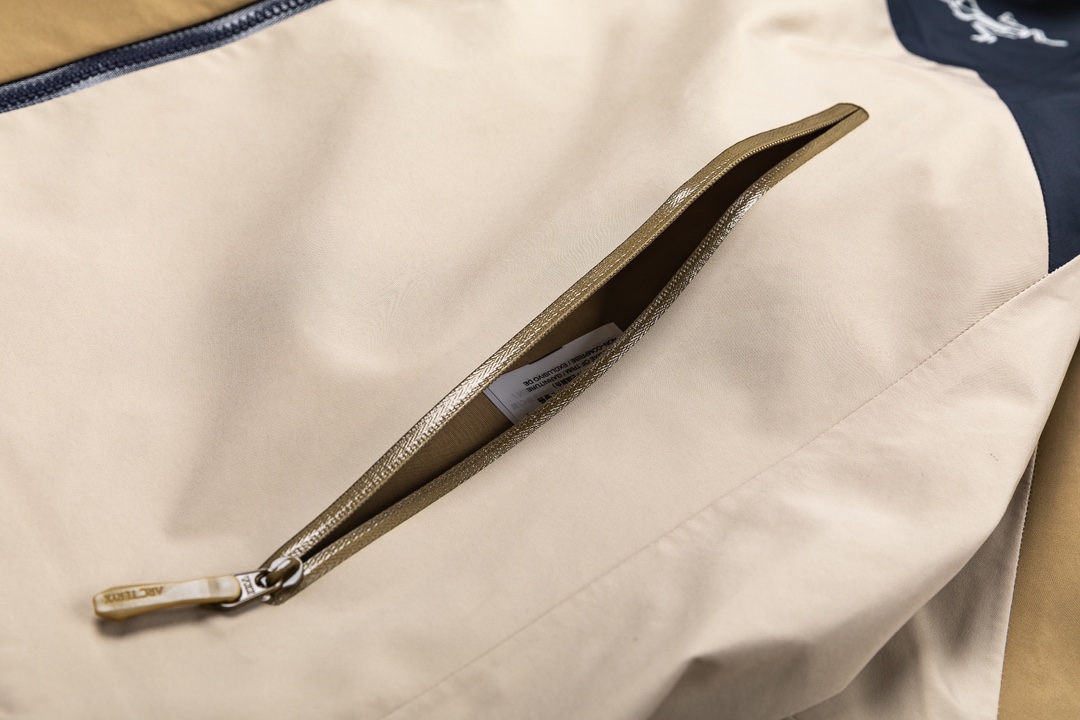P610

绝版配色，顶级品质～

#Arcteryx / 始祖鸟  24最新限量版BetaLightwight 硬壳最强拼色户外冲锋衣

颜色：葳藤棕【绝版配色】 丛林绿【绝版配色】 云天蓝/格罗威紫【绝版配色】
尺码：S M L XL  XXL