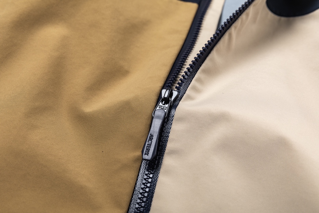 P610

绝版配色，顶级品质～

#Arcteryx / 始祖鸟  24最新限量版BetaLightwight 硬壳最强拼色户外冲锋衣

颜色：葳藤棕【绝版配色】 丛林绿【绝版配色】 云天蓝/格罗威紫【绝版配色】
尺码：S M L XL  XXL