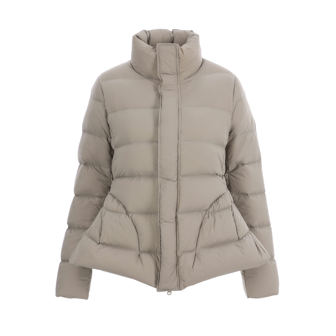 💰360
高货品,新国标90白鸭绒~
#JNBY / 江南布衣 25最新立领收腰廓形修身显瘦90白鸭绒泡芙羽绒服外套女
颜色:黑色 卡其灰
尺码:M L XL