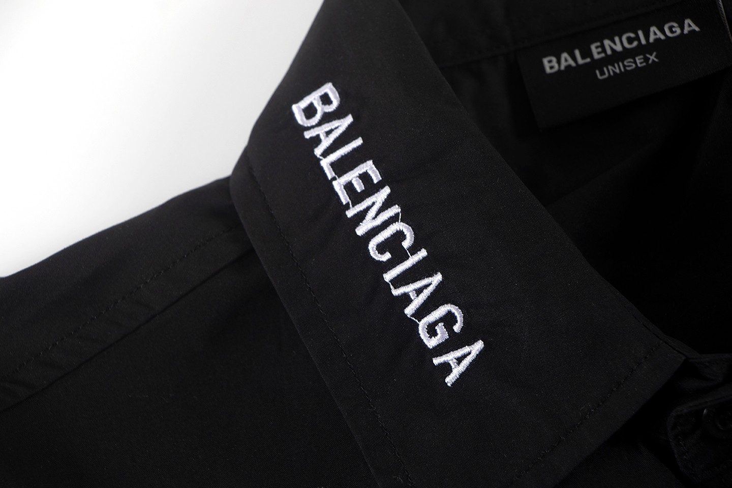 Balenciaga P300 低調百搭の刺繍シャツ