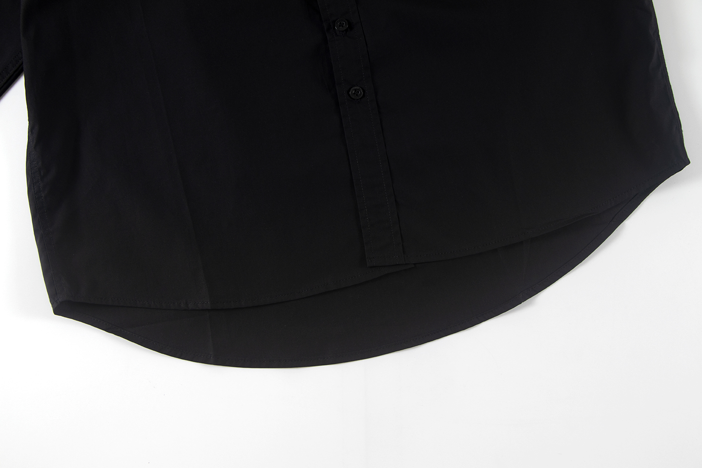 Balenciaga P300 低調百搭の刺繍シャツ