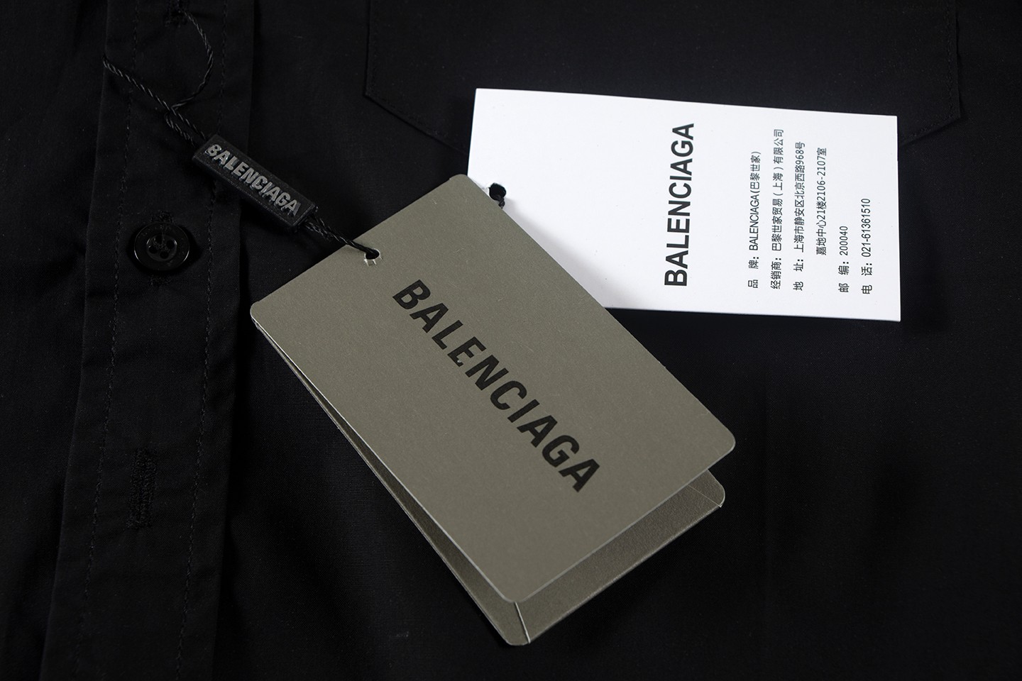 Balenciaga P300 低調百搭の刺繍シャツ