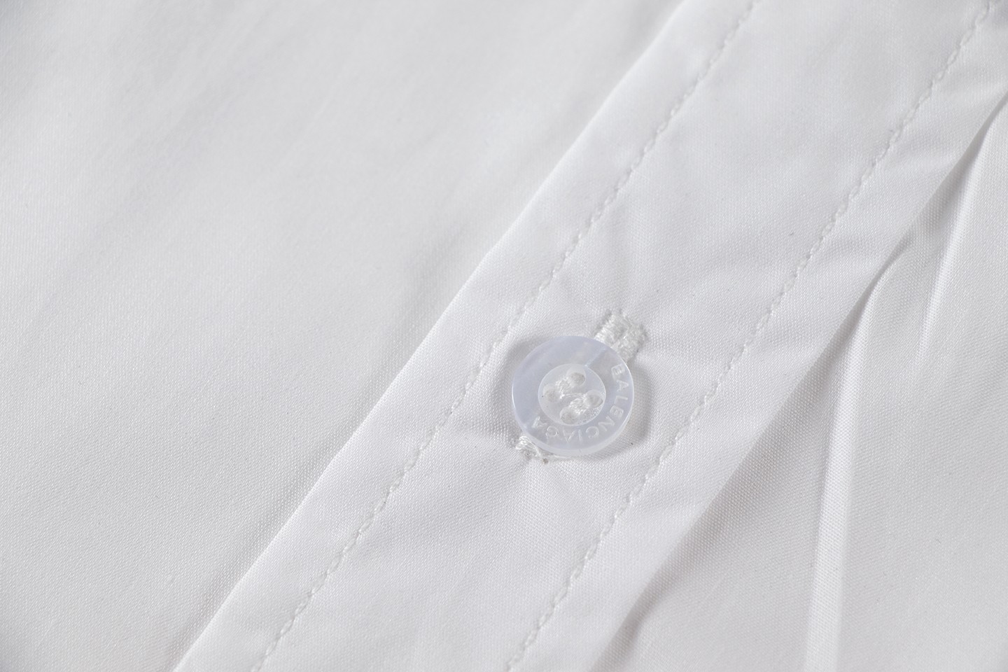 Balenciaga P300 低調百搭な刺繍シャツ