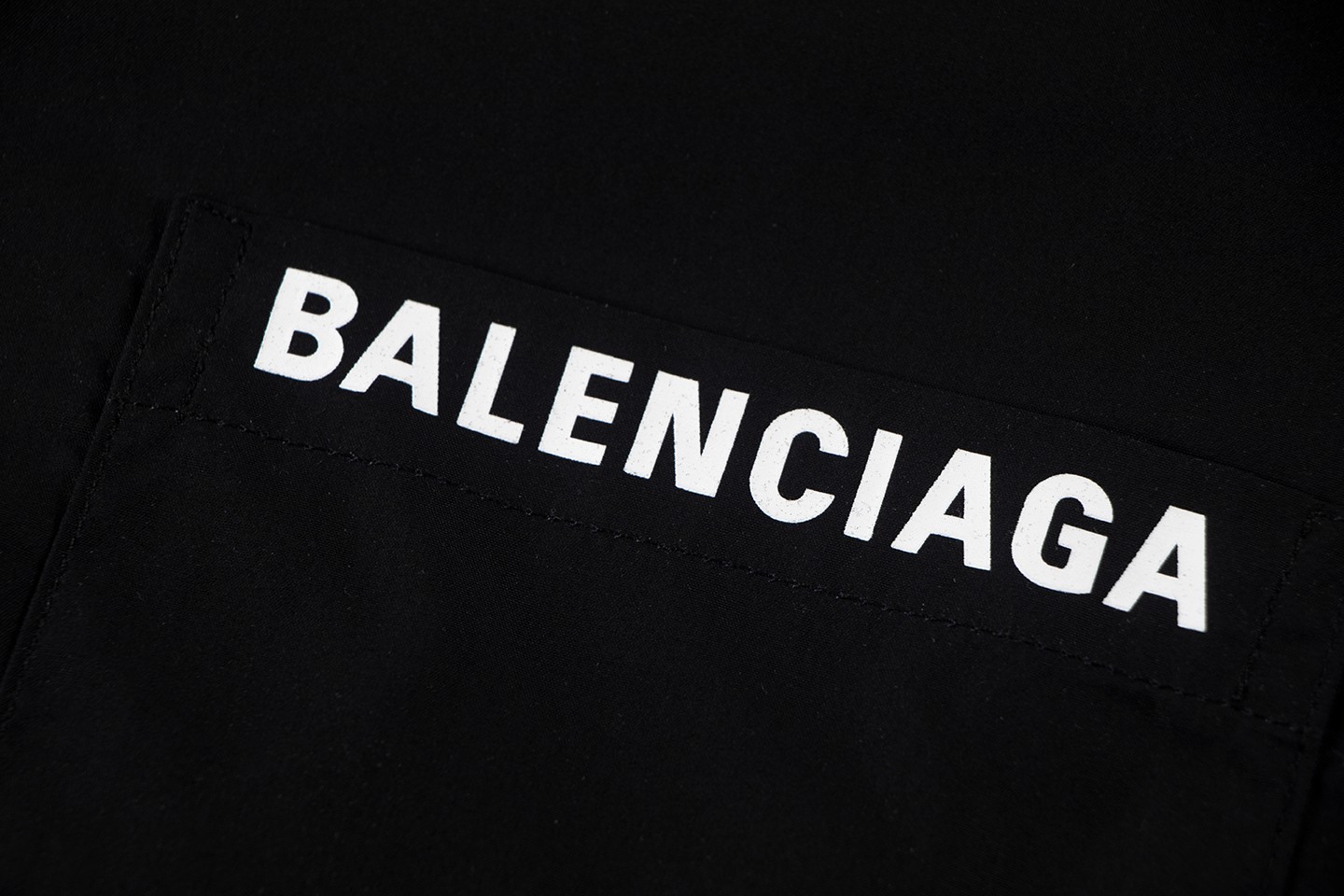 Balenciaga P300 幅広版型のユニセックスシャツ