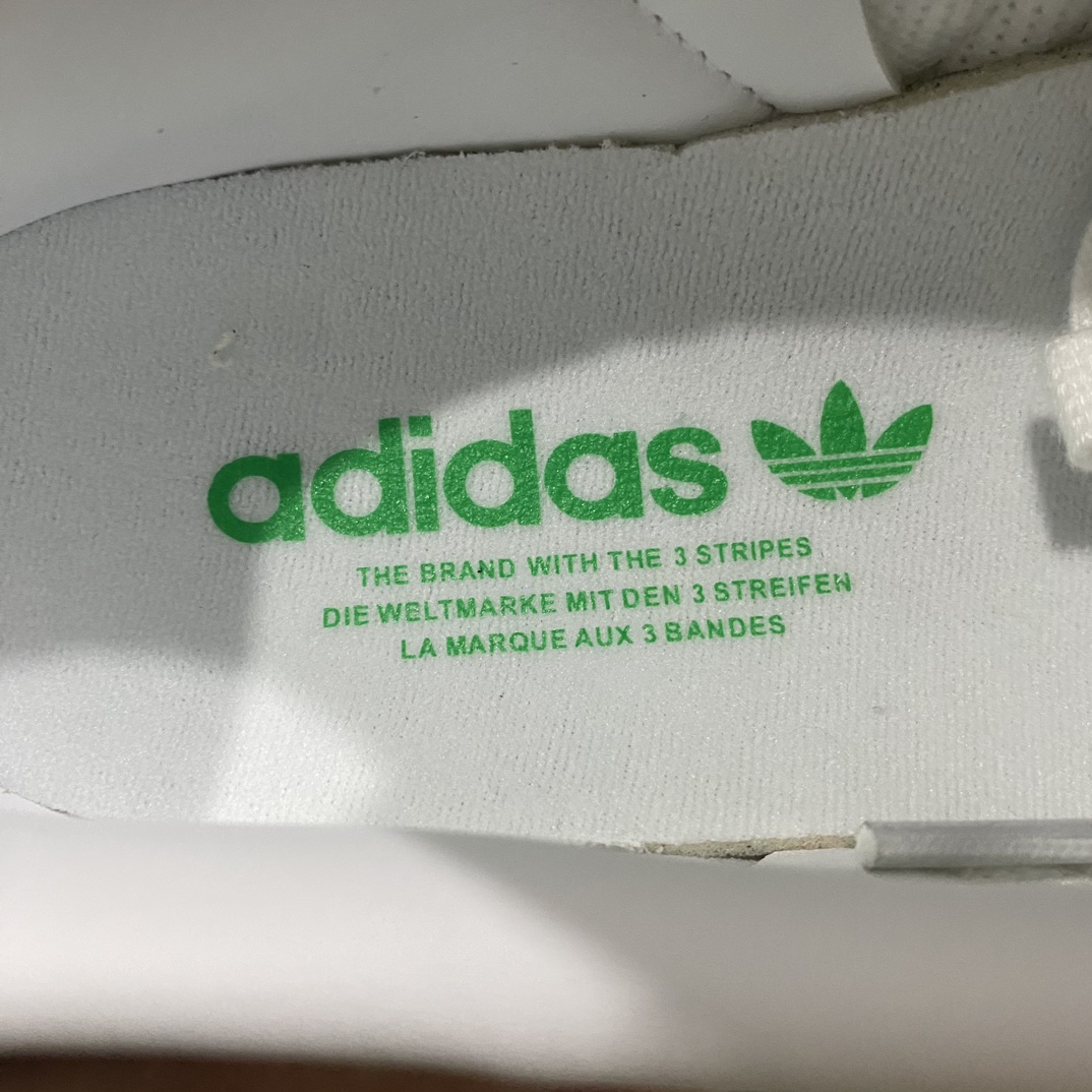 图片[5]-【Top纯原】Adidas Samba OG 桑巴低帮休闲板鞋 白绿 IG1024n全新高端零售平台专供品质出货 全鞋身采用细腻甩纹头层牛皮 包括鞋舌也是头层皮n立体Samba烫金 后跟港宝定型 皮料切割超高清洁度n私模大底 非市面公底 多次调试无色差大底 高价零售首选品质‼️ 尺码：36 36.5 37 38 38.5 39 40 40.5 41 42 42.5 43 44 44.5 45-莆田鞋批发中心