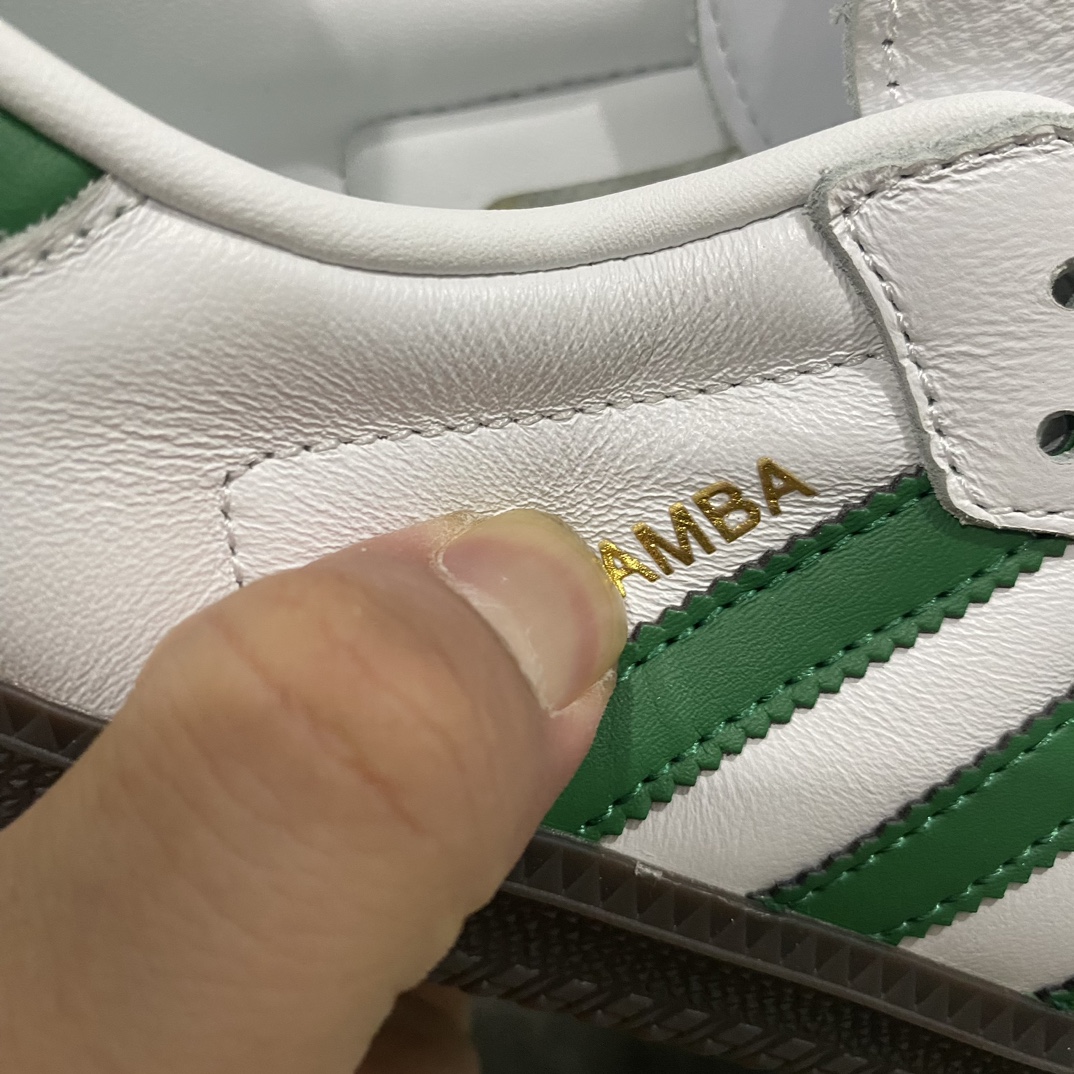 图片[9]-【Top纯原】Adidas Samba OG 桑巴低帮休闲板鞋 白绿 IG1024n全新高端零售平台专供品质出货 全鞋身采用细腻甩纹头层牛皮 包括鞋舌也是头层皮n立体Samba烫金 后跟港宝定型 皮料切割超高清洁度n私模大底 非市面公底 多次调试无色差大底 高价零售首选品质‼️ 尺码：36 36.5 37 38 38.5 39 40 40.5 41 42 42.5 43 44 44.5 45-莆田鞋批发中心