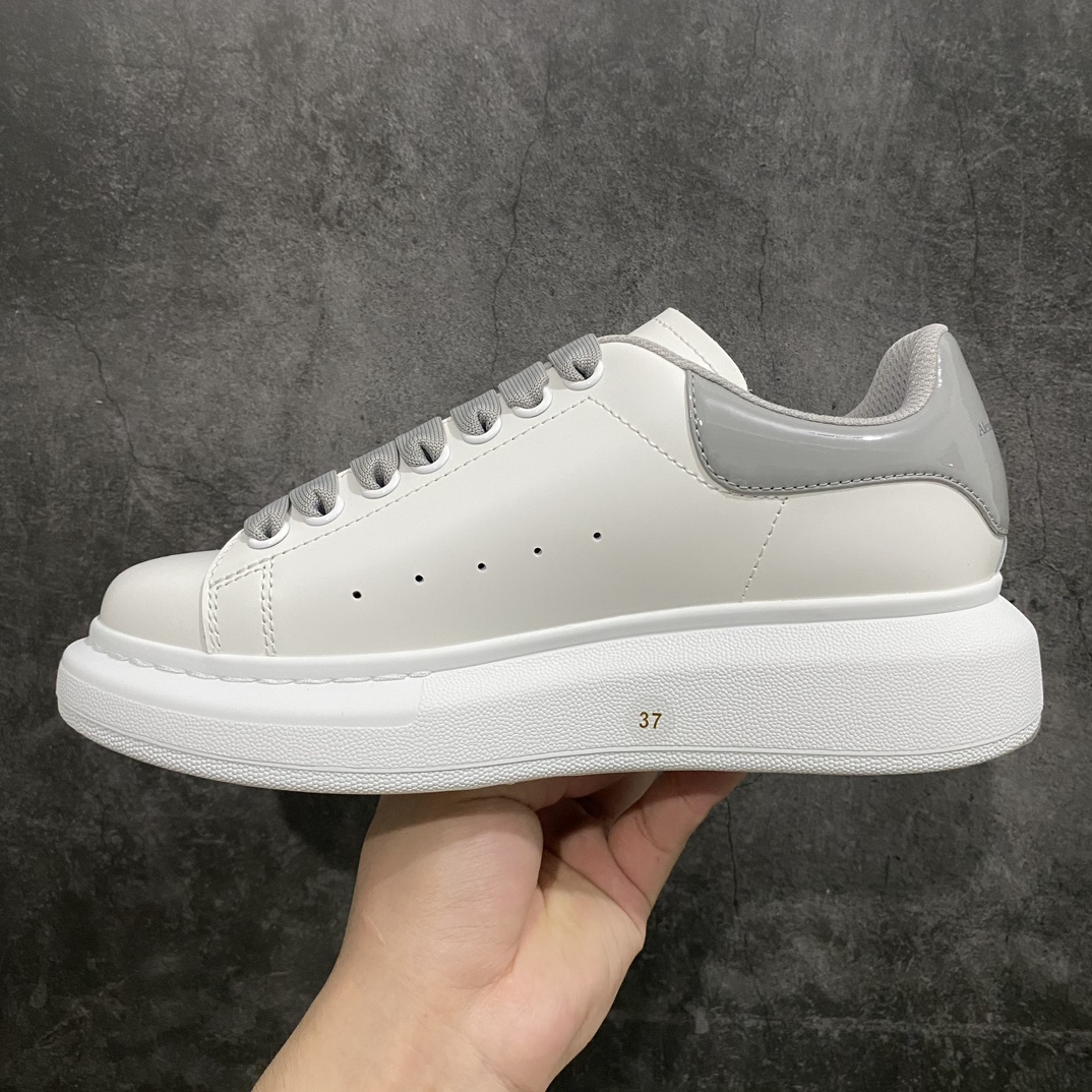 [Top-grade drug box version] Alexander McQueen Alexander McQueen white shoes gray patent leather tail