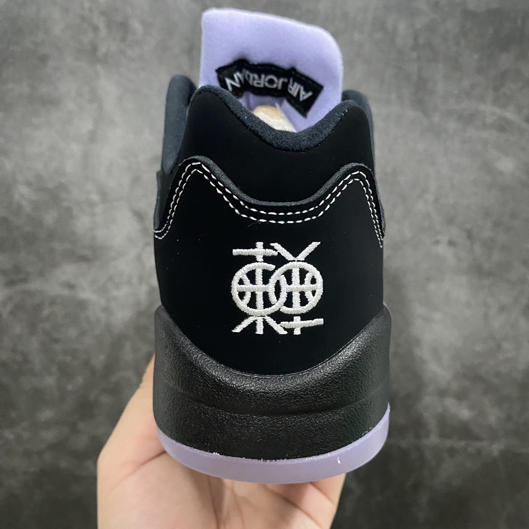 图片[4]-【原厂版】Air Jordan AJ5 Low “Dongdan”丹东限定黑粉 DX4355-015此次全新的「东单」配色以 Air Jordan 5 Low为蓝本进行创作，通体黑色的鞋身辅以淡粉色点缀，视觉效果低调又不失细节。材质选择了 Air Jordan 5 牛巴革面料包裹，用最原始的质感将 Air Jordan 5 的血统彰显。细节方面，除了后跟的「东单」字样外，鞋垫也换成了夕阳般云朵图案，不禁让人想起每年夏季的「日落东单」赛事。值得一提的是，鞋盒上也同样印有云朵图案和东单字样，可见身为「中国限定」的牌面。nSIZE：36 36.5 37.5 38 38.5 39 40 40.5 41 42 42.5 43 44 44.5 45 46-莆田鞋批发中心