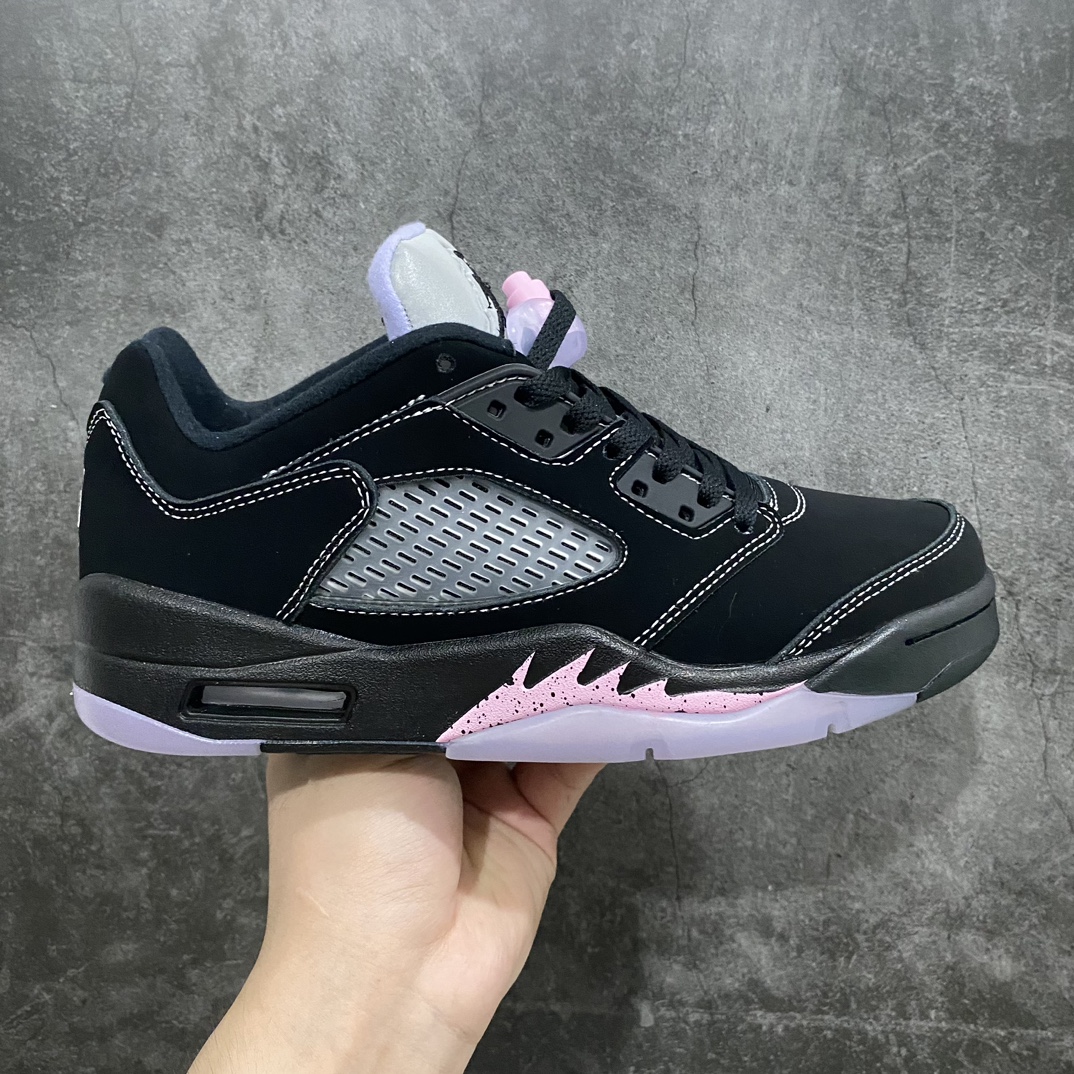 【原厂版】Air Jordan AJ5 Low “Dongdan”丹东限定黑粉 DX4355-015此次全新的「东单」配色以 Air Jordan 5 Low为蓝本进行创作，通体黑色的鞋身辅以淡粉色点缀，视觉效果低调又不失细节。材质选择了 Air Jordan 5 牛巴革面料包裹，用最原始的质感将 Air Jordan 5 的血统彰显。细节方面，除了后跟的「东单」字样外，鞋垫也换成了夕阳般云朵图案，不禁让人想起每年夏季的「日落东单」赛事。值得一提的是，鞋盒上也同样印有云朵图案和东单字样，可见身为「中国限定」的牌面。nSIZE：36 36.5 37.5 38 38.5 39 40 40.5 41 42 42.5 43 44 44.5 45 46-莆田鞋批发中心